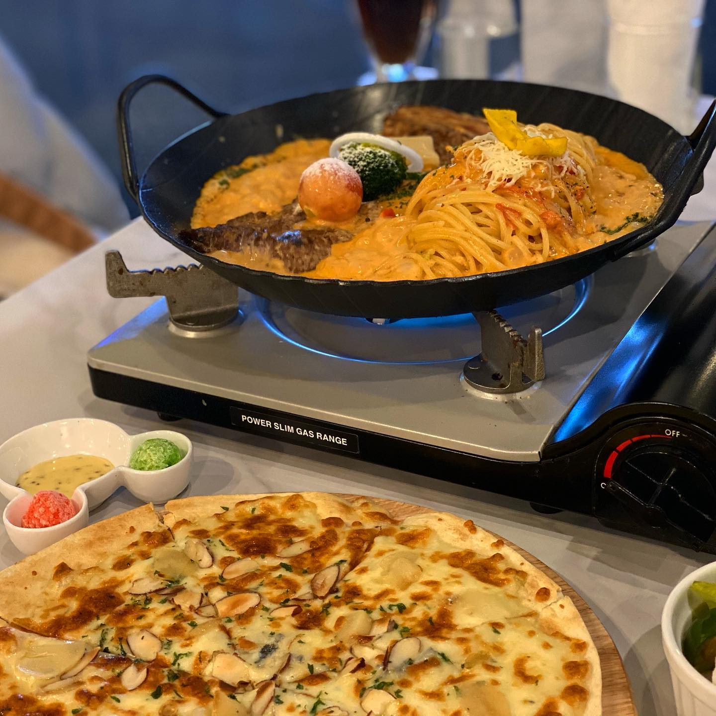 오랜만에 아는 언니를 만나는데 뭘 먹을 까 고민하다 망원역에 ‘따식갈비파스타’ 에 가기로 결정!
들어갔더니 인스타 냄새 물씬 풍기는 카페 같았당ㅋㅋㅎ 전신거울도 있고 테이블 위 작은 소품들과 이쁜 무늬의 접시들까지 사장님이 많이 신경쓰신 듯한 느낌 이였당😽👍

주문하고 나면 피클과 기본소스 감자샐러드를 주시는데 감자샐러드는 또 왜 이렇게 귀엽게 나오는 지ㅜㅜ🤍
감자샐러드 사진만 몇 장을 찍었더라는,,ㅎ

우리가 주문한 메뉴는 세트메뉴 1번 ‘따순이 갈파+ 고르곤졸라 피자+탄산음료2개’ 였다
고르곤졸라 피자는 크기는 작고  얇은 도우에 딱 기본적인 고르곤졸라 피자였당ㅎㅎ 
같이 나온 따순이 파스타는 보통 다른파스타집에서는 위에 올라가는 고기들은 파스타양의 반정도? 크기 만하던데 여긴 파스타 길이 만큼의 갈비가 같이 나오니까 파스타 한 입 먹을 때마다 갈비도 한입크기씩 잘라 먹을 수 있어서 넘 좋았고 약간의  매콤한 맛이 조금 있어서 더 맛있었다는😋
젤 맘에 들었던 점은 파스타가 가스버너 위에 올려져 나와서 시간이 지나도 따뜻하게 먹을 수 있다는게 넘 맘에 들었당👍👍

#망원동맛집 #따식갈비파스타 #망원역  #망원역맛집 #망원동 #크림파스타 #망원동데이트 #따순이갈비파스타  #고르곤졸라피자 #홍대핫플  #망원동파스타 #망원동파스타맛집 #파스타맛집 #서울파스타맛집 #먹스타그램 #맞팔선팔환영 #망원동핫플 #망원역핫플 #lfl #fff  #맞팔 #선팔맞팔 #소통 #좋반 #좋아요반사 #칼맞팔 #칼좋반 #소통 #첫줄반사 #f4f #likeforlikes