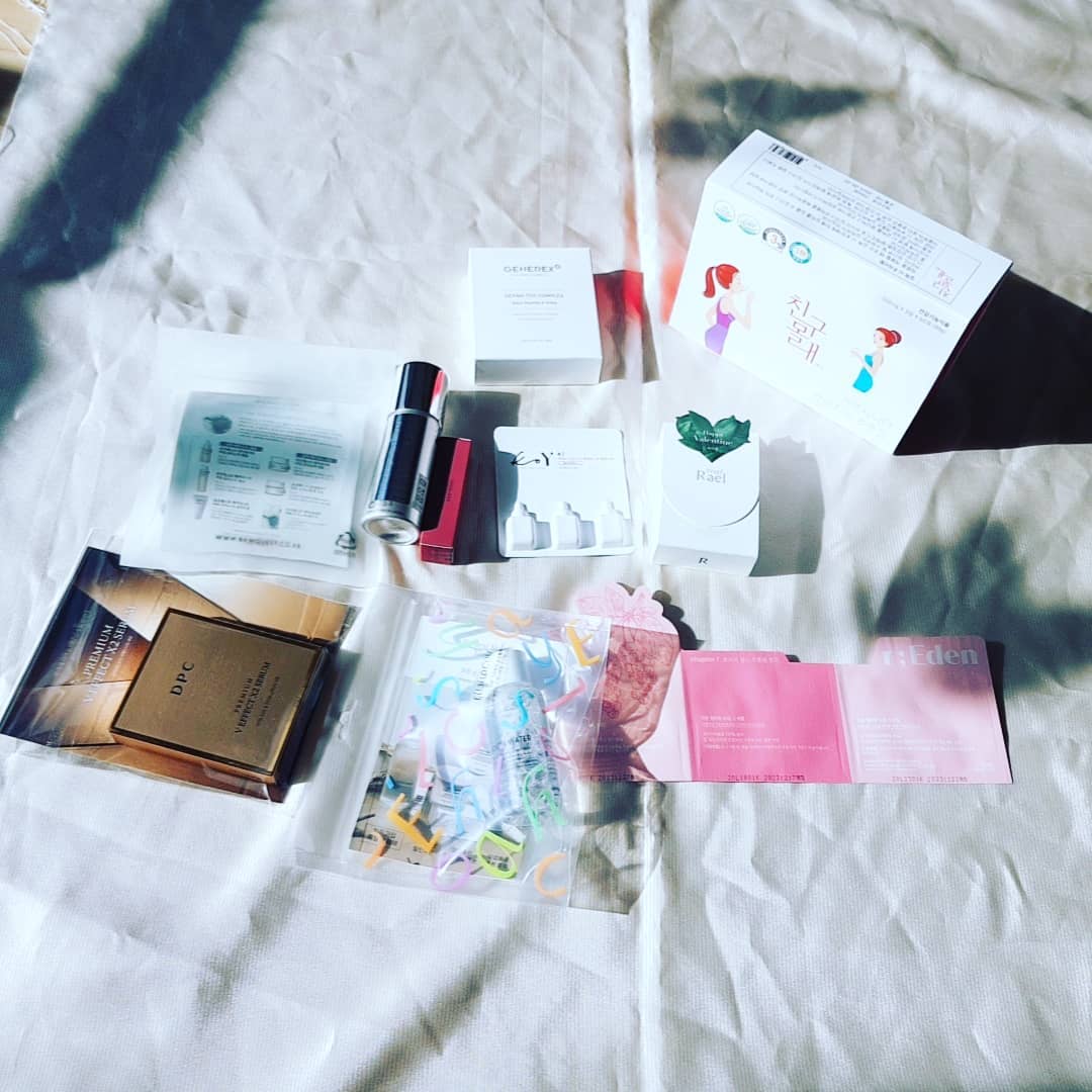 얼루어뷰티박스당첨🤗
로우퀘스트 제품 사용하고 모코블링도사용👍

로우퀘스트는 바닐라향이나며, 특히 젤크림과 크림이좋았습니다

모코블링립스틱은 말린장미컬러로 입술필러효과연출하기도좋고, 베이스색상으로도 좋고, 누디메이크업에도 좋아요 

#얼루어 #얼루어뷰티박스 #로우퀘스트 #로우퀘스트에키네시아카밍모이스처
#모코블링 #모코블링립스틱 #말린장미컬러