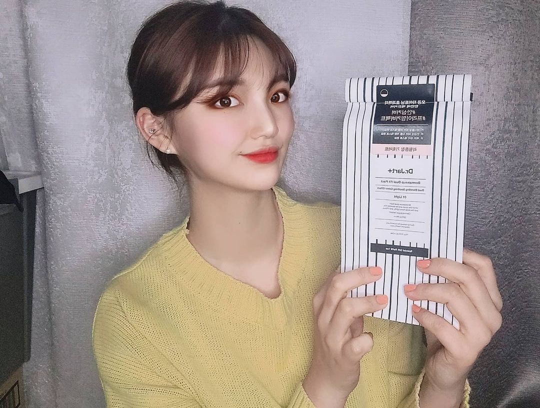  “#협찬 2번째 쿠션리뷰! 닥터자르트 듀얼핏팩트😊 메이크업을 한 상태에서 발라보았지만 밀림현상이 전혀없고! 조명이 밝아서 피부톤이 안보일까봐 아이브로우로 연출해보았더니 인위적인 사용감이 아닌, 뽀송뽀송하고 나름 커버력도 뛰어난거같다👏 자극적이지가…”