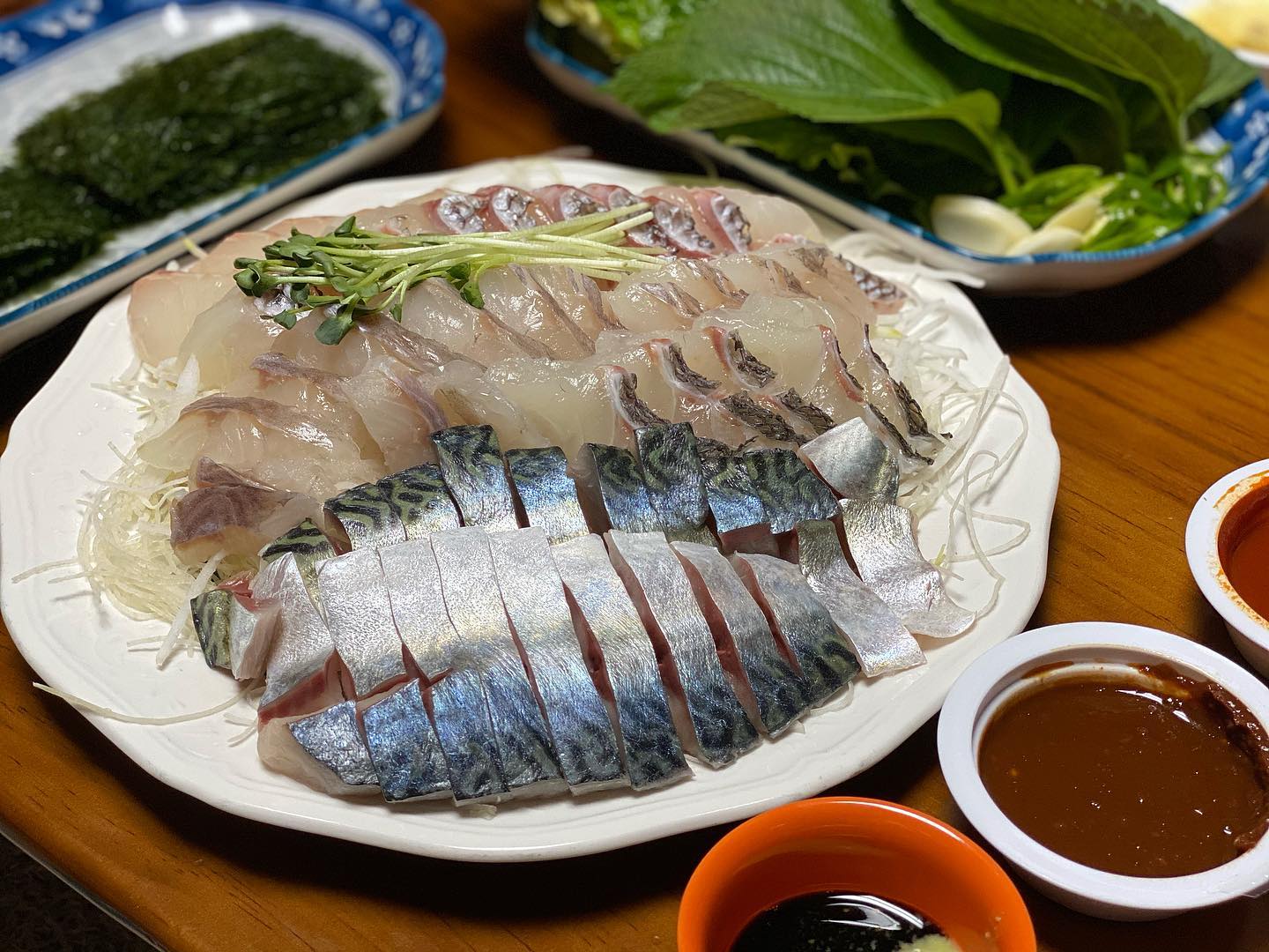 오늘회제공
이번겨울이 가기전에 회 한 번씩 더 먹어줘야하지 않을까해서ㅎㅎ  #당일배송 가능한 #오늘회 에서 참광우회와 제주 활고등어회를 주문시켜 저녁에 가족들과 함께 맛 보았당

‘#참광우회 ’ 는 대형참돔, 광어 ,우럭 이 함 께 들어가 있는 모둠 회인데 당일배송이라 신선함은 말할 필요도 없고 어쩜 이리 제 맘을 잘 아시는지 두께도 도톰하게 되어있어 그런지 쫀득쫄깃해서 넘넘 맛있었습니당😍

‘#활고등어회 ’ 고등어회는 산지가아닌 서울에선 먹기 힘든 회라 저도 처음 먹어 본 회였는데 하나도 안비리고 고소해서 넘 맛있었어요 같이 온 소스랑도 찰떡궁합🤍 구운감태도 같이 시켜서 싸 먹었더니 고소함이 배였어요🤭❤️

배송도 도착한 즉시 안내문자도 오고 포장도 흐트러짐 없이 깔끔하게 와서 넘 좋았고 기본 모둠쌈과 소스까지 챙겨주셔서 따로 준비할 거 없이 먹을 수 있다는게 증말 좋았습니당👍👍

오후3시 전까지만 전화하면 당일 저녁 7시까지 문앞으로 배송되니 신선함과 빠른배송이 ‘오늘회’의 최고의 메리트 인 거 같습니당👍🥳

#모둠회 #회당일배송  #회맛집  #우리집이회맛집  #집에서먹는 #고등어회 #당일배송 #홈자카야  #서울고등어회맛집 #배달음식추천 #배달음식 #맛집추천 #회배달  #회배달맛집 #꿀조합  #저녁추천 #홈쿡 #집밥  #맞팔 #선팔맞팔 #소통 #좋반 #좋아요반사 #칼맞팔 #칼좋반 #소통 #첫줄반사  #likeforlikes