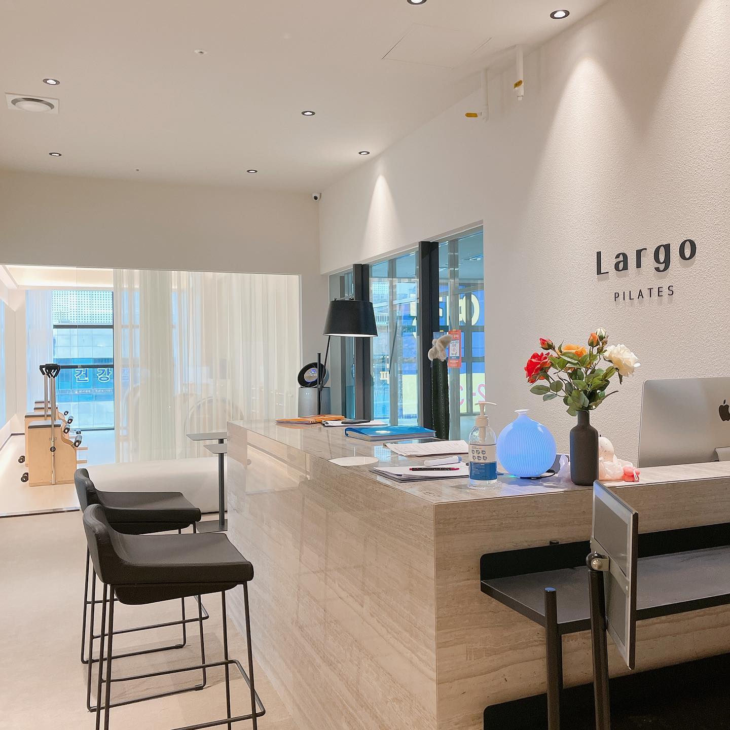 #광교필라테스 새로 오픈한 #라르고 #largo 일단 원장님이 완전 열정적이고 바렐, 체어, 리포머, 캐딜락까지 기구필라테스 완전 다 갖춰있는 곳🥰
남편이랑 등록해서 같이 수업받으니깐 너무 조으다! 🧘🏻‍♀️🧘🏻‍♂️
(소근소근)심지어 기구도 다 #밸런스바디 제품이라 최고!