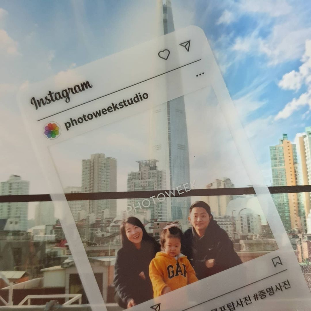  “국내 최대 규모의 셀프사진관에 다녀왔어요💗 잠실 송리단길 초입에 위치한 포토위크인데요📸 다양한 컨셉의 5개의 룸과 야외 루프탑 스튜디오에서 셀프 촬영이 가능해요. 누가 쳐다보면 표정굳는 우리 가족에게는 리모컨으로 찍는 셀프촬영이 딱이었어요…”