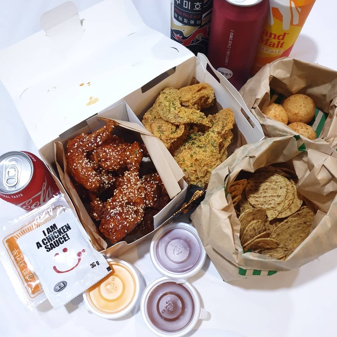  “#협찬 치킨 앞에서는 식단이고 뭐고 없었습니당....😂 오늘은 헬스장 데이트가 아니라 치맥을 즐기며 집데이트!!! 메뉴는 생활맥주에서 만든 치킨 브랜드 생활치킨의 수제맥주+치킨+나초칩+치즈볼(서비스)😊👍 코로나 시대 집에서 간편하게 수제 맥주를…”