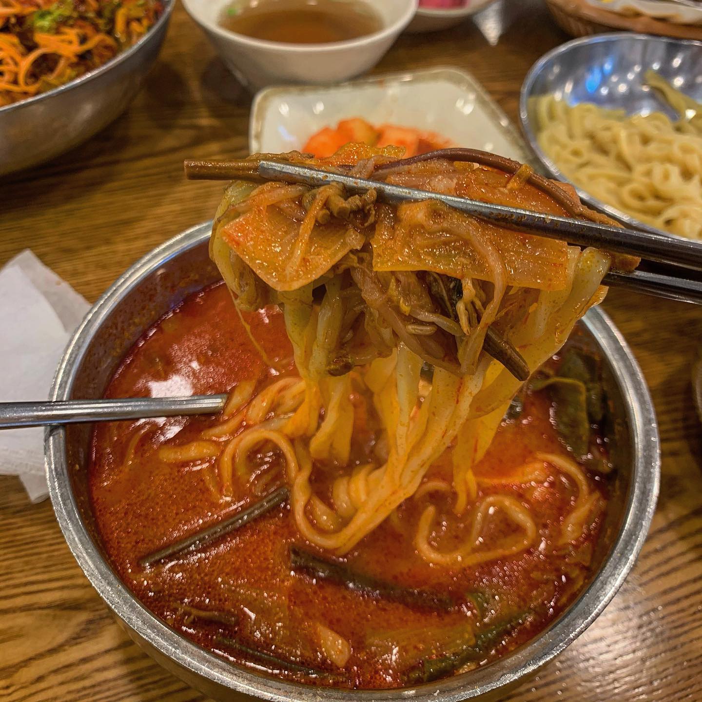 .
#세먹_남앙주 #동동국수집
.
육칼 먹으러 1시간이나 기다린다고? → (먹고난 후) 아 인정 맛있구만 ❛˓◞˂̵  하는 곳
.
남양주에 육칼 하나 먹을려면 1시간 이상 웨이팅 하는 곳이 있다🤔
지나갈 때마다 항상 줄 서있는 이곳
.
식사시간 아닐때 갔음에도 1시간 웨이팅
차에서 대기 가능이라 편히 쉬다가 입장
.
주메뉴 육칼, 육전, 명태비빔국수 주문
사골베이스 국물에 깊고 진한 육개장에
실한 건더기, 부드러운 고기까지
육개장이 프리미엄이라면 이런 너낌아닐까
.
특히 이 집은 이 면을 먹으러 온다해도 과언이 아니다
미리 삶지 않고 주문즉시 삶기에 불지도 않고
탱글탱글한게 이때까지 먹었던 칼국수 면중엔 원탑
.
중간중간 명태회비빔국수로 리프레시,
육전으로 단백질 충전(˃̶᷄‧̫ ˂̶᷅๑ )
.
웨이팅만 아니면 여러번 갔을 맛집이다
.

💡상호명 : 동동국수집
💡가격 : 육칼 9000 소고기육전 12000 비빔국수 7000
💡위치 : 경기 남양주시 와부읍 경강로 908 
.
맛 : ☀️☀️☀️☀️ 궁물즈인 내 입맛에 딱ღ'ᴗ'ღ 
분위기 : ☀️☀️☀️ 
접근성 ☀️☀️☀️🌗 주차 가능. 하지만 웨이팅 감수
비주얼 ☀️☀️☀️🌗