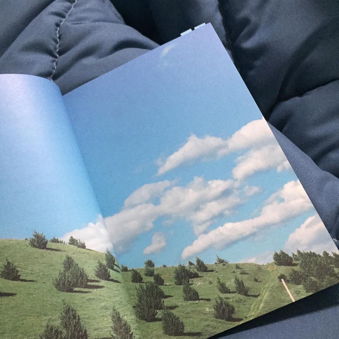  “#협찬 도서를 제공받아 직접 읽은 후 솔직하게 작성된 리뷰입니다✨ - 우리 ‘좋은 건 같이 봐요’ 오랜만에 푹 빠져서 읽은 에세이 책📖 협찬, 홍보를 떠나서 정말 솔직하게 제 관점에서 읽었고 너무 만족하는 책입니다 요즘 같이 여행도 못가고 답답한…”