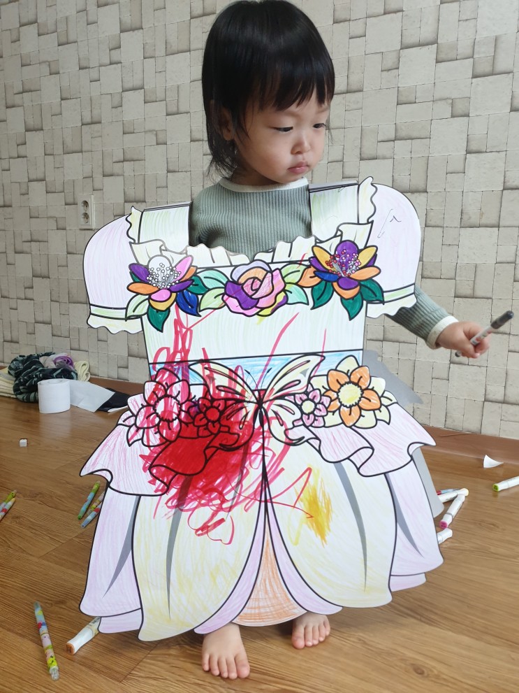드레스색칠키트로 색칠놀이 향연을 펼쳤다