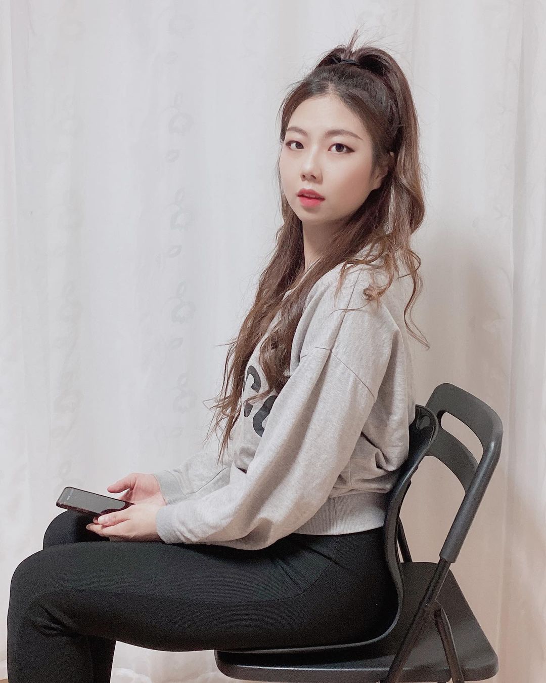  “#협찬 오늘은 어떤 자세로 앉아 계신가요? 오랜 시간 앉아서 근무 하시는 분들 🧑‍💻👩‍💻 잘못된 자세로 허리와 목이 자주 뻐근…”