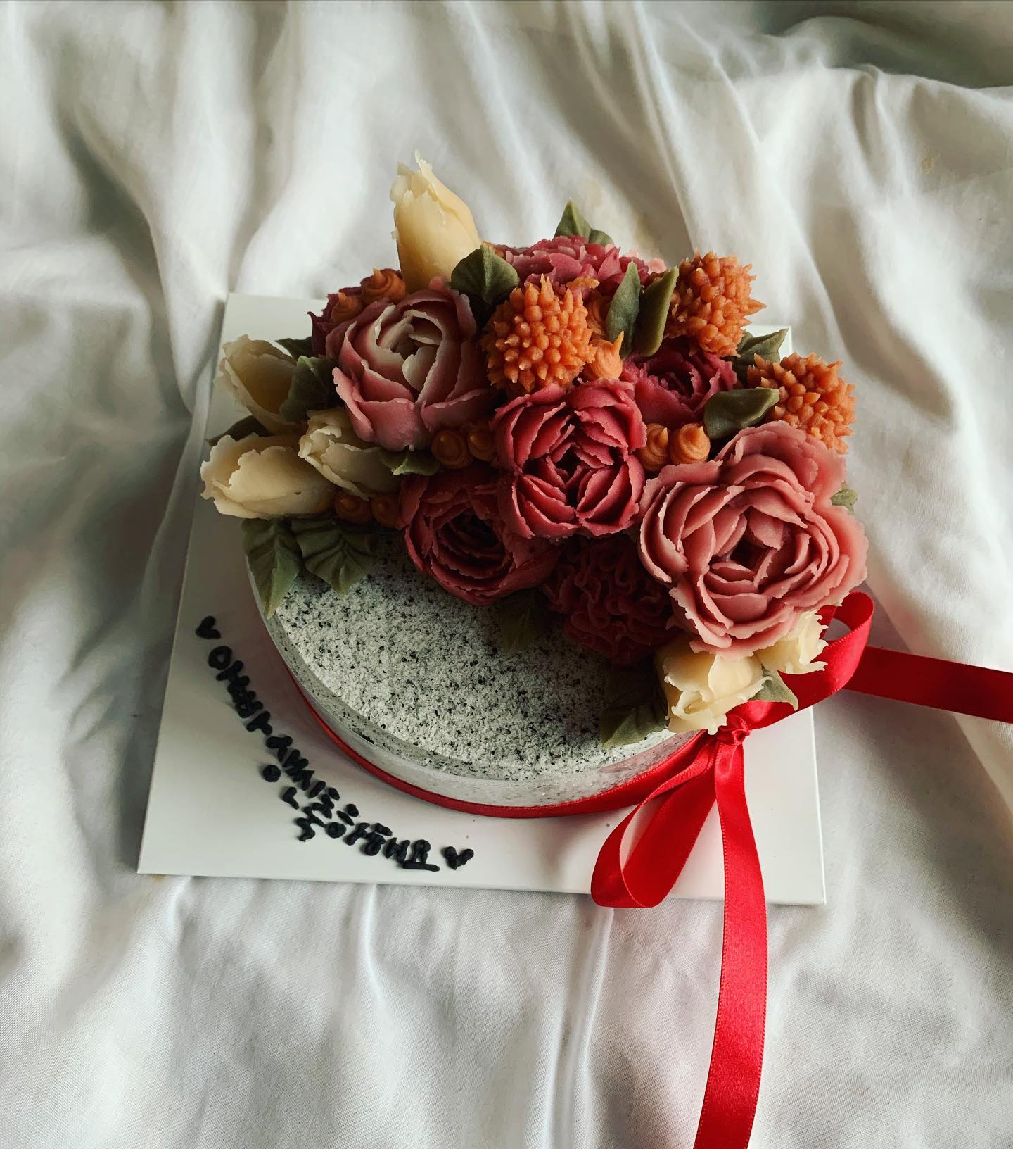 요즘 저는 하프돔에 꽂혔답니당..❣️먹기도 좋고 뭔가 떡이 보여서?ㅋㅋㅋ 빨간 꽃을 다들 넘모 좋아하셔서 저의 빨간 색소는 벌써 바닥을 보입니당 좋은날 찾아주셔서 감사합니당🥰
.
.
🖤국내산 쌀&100%앙금케이크
🖤순수앙금&천연색소케이크
🖤주문 감사합니다
.
.
#생일케이크 #수제케이크 #맞춤케이크 #케이크 #앙금케이크 #떡케이크 #플라워케이크 #레터링케이크 #디저트그램 #기념일케이크 #꽃케이크 #앙금플라워케이크 #앙금플라워 #맛있다그램 #먹스타그램 #꽃스타그램 #기념일케이크 #흑임자케이크 #흑임자떡