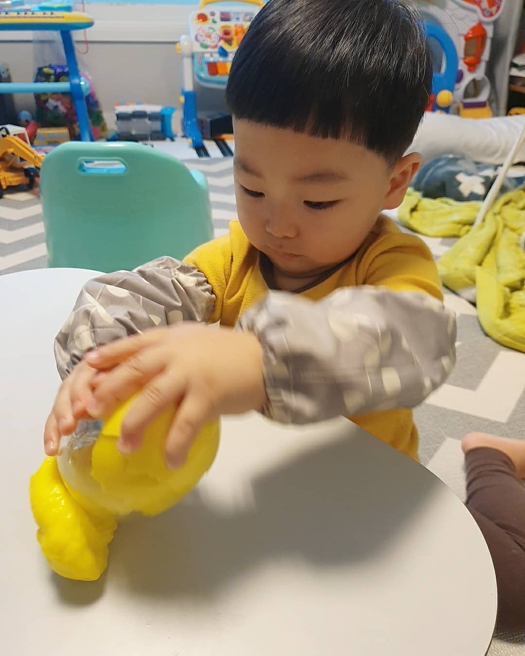 .
#오랜만에
인테기...어뜨케 극뽁할수있능건가요오~~
하루하루 쫓기며 시간쪼개산다는 핑계...
그새 명절도지나가고 우리 현이 생일도
지나가고 열심히 기록해주고싶던 
애미맘은 그냥 맘뿐이였던걸로~ ㅋㅋ
우리준이 진쯔아 마니커부렀...😊😊
요즘은 클레이. 슬라임 재미에 푹빠진
울애기~ ❤
형아가 절대못만지게 해서 
형아안볼때만 누릴수있는 놀이😅😅
담에 엄마가 형아없을때 
신나게놀수있게 다 펼쳐줄게^^
둘째 커가는모습은 늘 아쉽고 아쉽고...
미안하고 미안하고 그르네요🙈
근데 너몇갤이드라???.....긁적ㅋㅋㅋㅋ
.
#21개월아기
#둘째그램
#아기스타그램
#슬라임
#쪼물딱쪼물딱