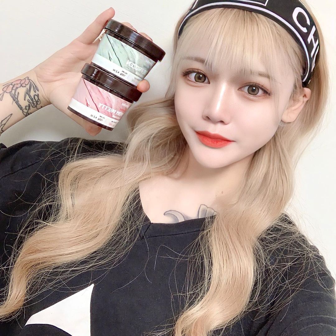  “#광고 #협찬 홍조,트러블 추울땐 더 건조해지는 내피부.. 아페리레 모공팩으로 관리중 🤗 빙하토 쿨링팩,베리 프리티팩 2종으로 부위별로 맞춤형 케어도 가능해서 더 좋음🤭 쿨링팩은 피지와 노폐물을 잡아주고 발림성은 물론 시원함 💙 프리티팩은…”