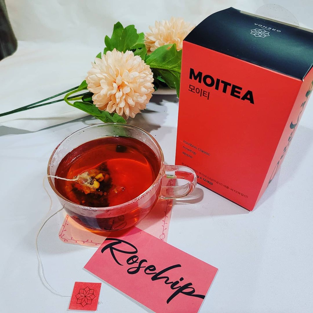  “#협찬 🌹오렌다 모이티🌹 마스크😷 속 지친 피부를 위해 생기를 채워 줄 블렌딩 티 🍵(로즈힙, 루이보스, 사과🍎, 진피, 비트, 시나몬) 피부관리를 위해 우리에게 필요한것은 수분💦과 비타민🍋! 레몬 20배의 비타민을 갖는 로즈힙과 카페인이 없어…”
