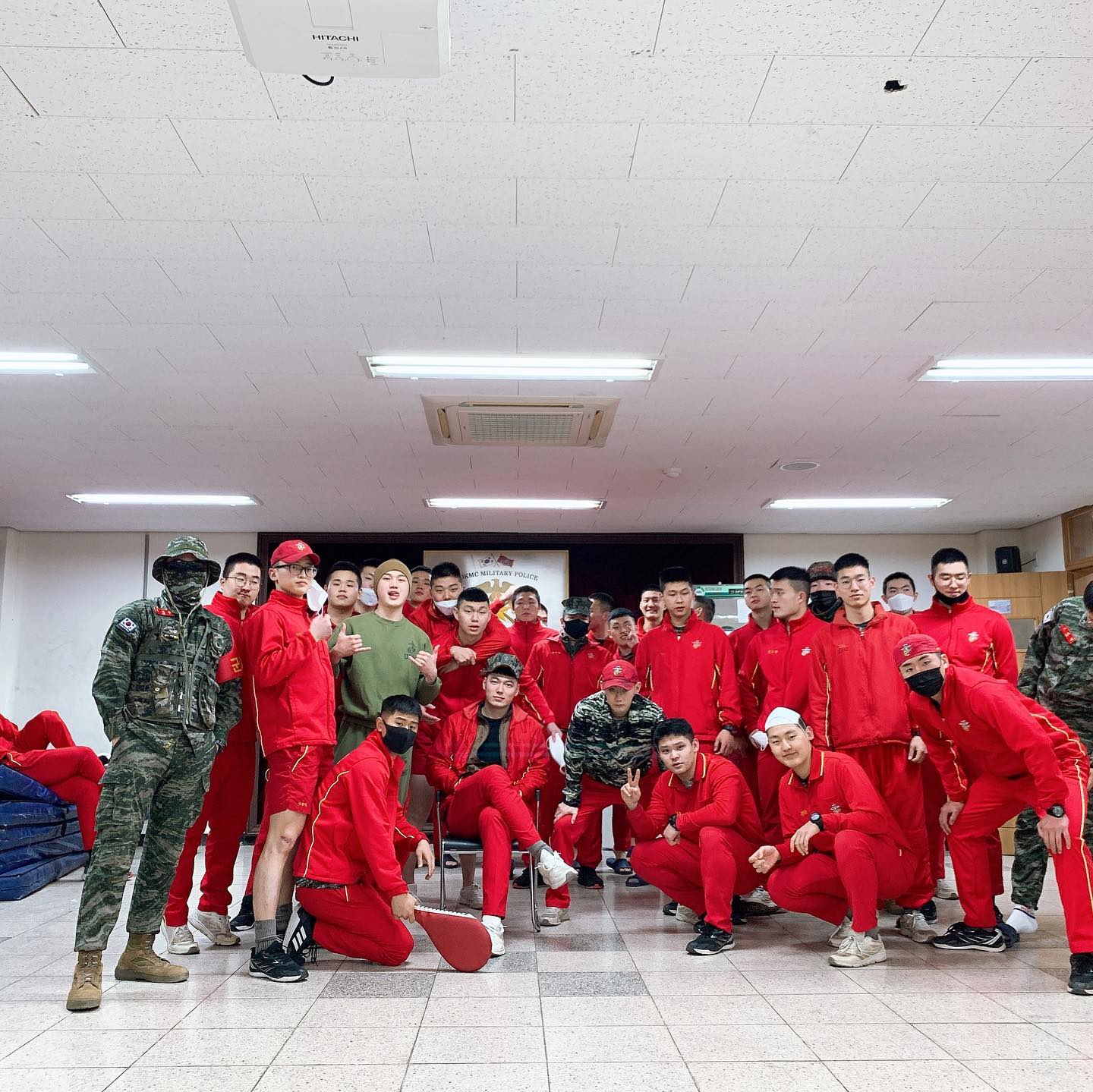 🇰🇷 전  역 🇰🇷

大韓民國 海兵隊 

第1 海兵師團 
第1 憲兵隊
嚴政軍旗 軍旗憲兵 
血의 西門 ACE 北門  審判 拘置所
嚴政軍旗 天下地獄 鰐魚 惡語燦 늪依 5 生

총 해병대 떠나~ (하나 쉬고 둘 쭉 하나!)

-해병 -

 - 나를 항상 가르쳐준 많은 선임들 덕분에 많은것을 배웠고
 - 나를 따라 와준 후임들을 만나 군생활 하는동안 즐거웠고
 - 나를 항상 곁에서 지켜준 동기들 덕분에 매일 행복했다.

“고통은 순간이며,순간은 추억이며 그추억은 영원하다”

-해병 헌병의 눈빛이 살아있는 한 기합은 빠지지 않는다!

-이 모든 추억들이 가슴속에 기억되며 평생 잊지 않으리라!

-추억들이 언젠가 다시 생각 나거든 해병대 다녀왔다는걸 
 절대 후회하지 않겠다 말하리라

-그곳에 없던 자 그곳을 알지 못하고
-그곳에 있던 자 그곳을 잊지 못한다

-누구나 해병대 될 수 있다면 나는 결코 해병대를 선택하지 않았을것이다
 
-한번 해병은 영원한 해병(惡)

-심장이 뛰는 한 멈추지 않는다!
