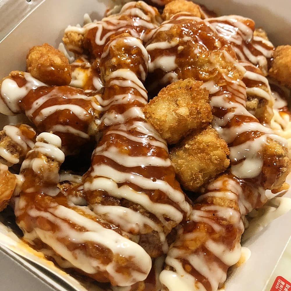 슈프림은 달달하니 어린이들도 먹을 수 있다!
이번에는 순살로 안시켰는데, 그래도 맛있다
감튀도 신의 한 수 인듯..!!

#처갓집 #슈프림 #슈프림양념치킨 #치킨 #처갓집양념치킨 #존맛 #맛있어 #설날음식 #맛집 #먹방 #먹스타 #오랜만 #먹스타그램 #insta #food #daily #chicken #dinner #foodie