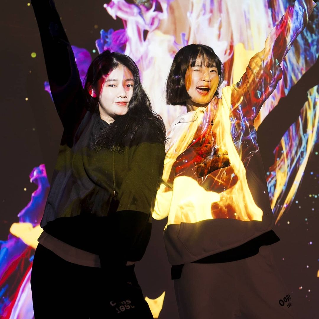  “@photoweekstudio - 완전 신기한 잠실 송리단길에 위치란 셀프사진관 "포토위크" 촬영하는 동안 뒤에 배경이 계속 바뀌고 신나는 노래도 같이 나와서 놀면서 사진 찍고왔다 그래서인지 사진 옴청 자연스럽개 나옴!! 아글고 야외 류프탑…”
