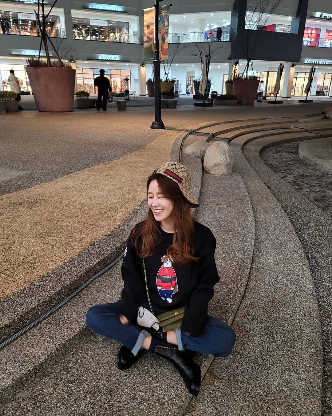  “#협찬 요즘 교복처럼 입고있는 맨투맨 #okstar 여기저기 다잘어울려서 편하게 데일리룩으로 입기 딱이에요~ 무엇보다 뽀인뚜는 입으면 어려보이는듯한 느낌?ㅎㅎㅎ 한살 더 먹은게 억울해서 패션으로라도…”