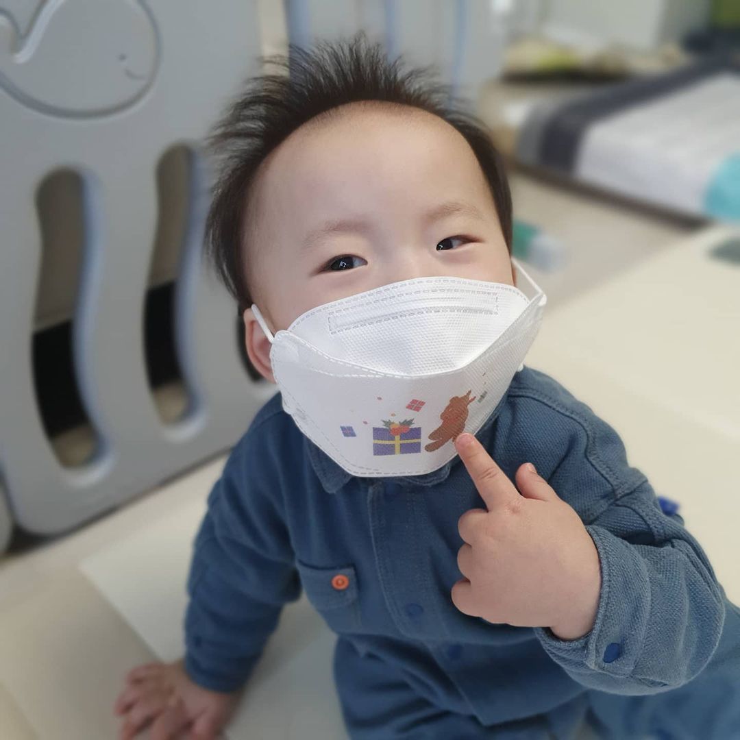  “#협찬 스페커는 100%국내산 자재를 사용하여 엄격하 품질 및 위생관리가 이루어진 마스크 전문기업이예요😊 아기가 마스크 쓰는 것을 답답해해서 나갈때마다 마스크 씌우는게 전쟁이었는데 코모도 KF인쇄 마스크는 귀여운 케릭터가 그려져있어서 아기가 먼저…”