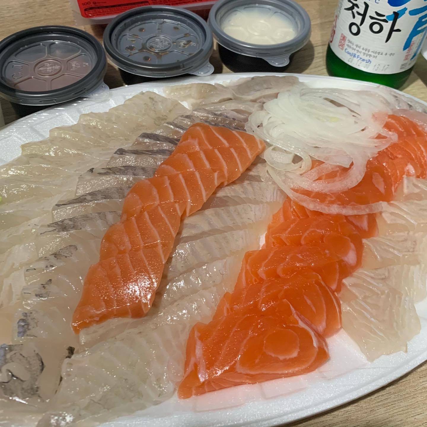 청하에 회
캬 ~~~~~~~
연어 짠🥂
나는 연어 싫어해서 미니연어로 ㅎ