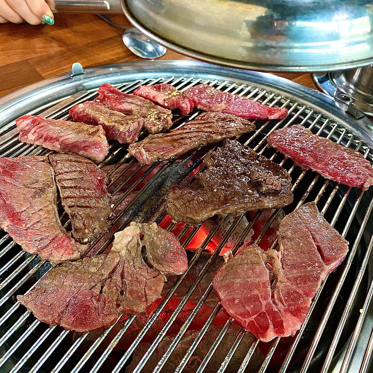 여수 먹쇠🐮 
#여수맛집 #먹쇠

오늘은 어렸을 때 가끔 가던 여수현지 맛집인
고깃집을 소개해드리려고 해요!💖

저는 이때 돼지 왕갈비와 
소고기 3종세트를 먹었답니다!👏👏

소고기 3종 세트는 갈비살, 등심, 부채살로
구성되어 있어요!!☺️✨

먹쇠는 소고기에 간을 해서 나오는데!
무슨 간을 한 건지 모르겠지만,,
이게 진짜 맛있어요ㅠㅠ😭💖

또 여기는 숯불에 고기를 구워먹는 방식이에요!
역시 고기는 숯불에 구워야 맛있는 거 아시죠?!🤭❤️

여수에서 고깃집을 찾으신다면
여서동에 있는 먹쇠 어떠신가요?!☺️❤️

▫️메뉴 : 소고기 3종 세트(대) 48000원
  갈비(대) 갈비 48000원

▫️위치 : 전남 여수시 여서1로 43
.
.
#여수먹쇠 #여서동맛집 #고깃집 #소고기 #갈비 #양념갈비 #고기맛집 #여서동고기집 #여서동 #여수 #먹스타맞팔 #먹팔해요 #먹팔맞팔 #먹팔