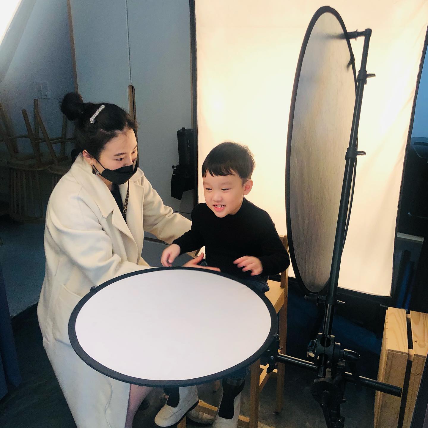 .

2021.02.28 ❤︎ 

아빠 사진찍으러 따라가서 
인생샷건지기❤︎ 
너무예뻐김주윤~˃̵͈̑ᴗ˂̵͈̑ 
표정하나 눈꺼플하나 자세하나하나~
증명사진 찍는데 
이렇게 세심하게 신경써서 찍어주시는 곳은 
처음이야....
매년 사진 찍어서 남기자~!̤̻ ㅋㅋ⫬ㅋ⫬ㅋㅋ⫬ 
나도 찍으러 가야지~~ㅎㅎ
인생사진관 

#증명사진잘찍는곳 
#빛가람사진관