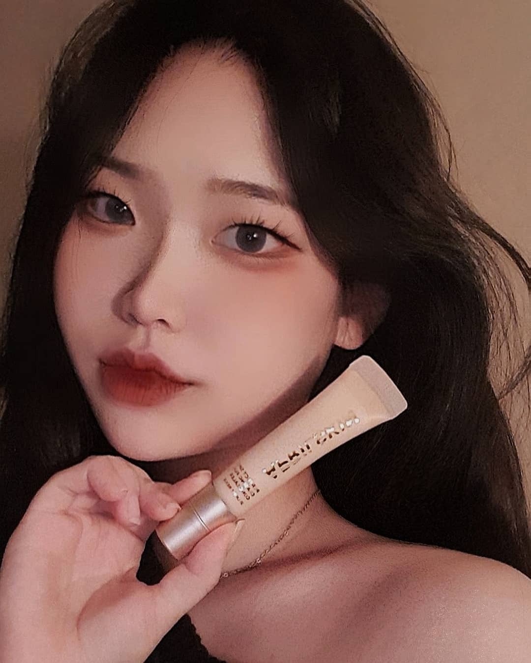  “메이크업할때 항상사용하는 제품이에요 ! 퍼프도같이 붙어있어서 사용하기도 편리하고 트러블부분에 커버하기 딱좋은 제품이에요🥰 원래 컨실러를 바르고 시간이 지나면 다크닝이 생겨서 너무 스트레스였는데 요건 다크닝도 없고 속당김도 없어서 이제는 컨실러…”