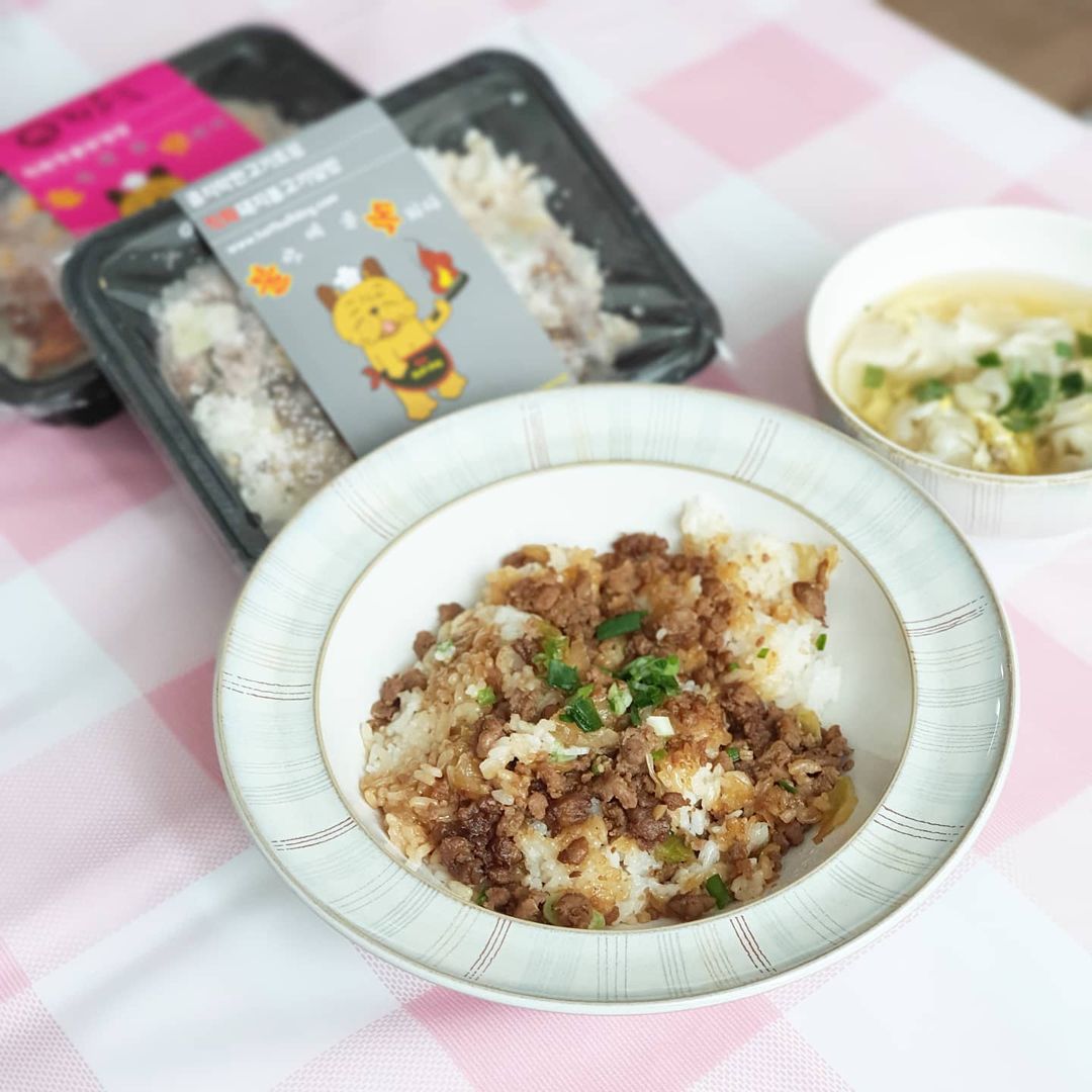  “#협찬 딸램 백만년만에 등원시키고🥲 먹는 혼밥 얼마만의 혼밥인지ㅋ 세상 여유롭네요 혼밥은 초 간단하게! 그렇지만 맛있게! #직화촌 #불독덮밥 으로 해결했어요 단짠소스에 고기 듬뿍♡ 매콤한 제육덮밥도 맛남ㅋ 골라먹는 재미가 있지요~ 👇간편한끼…”