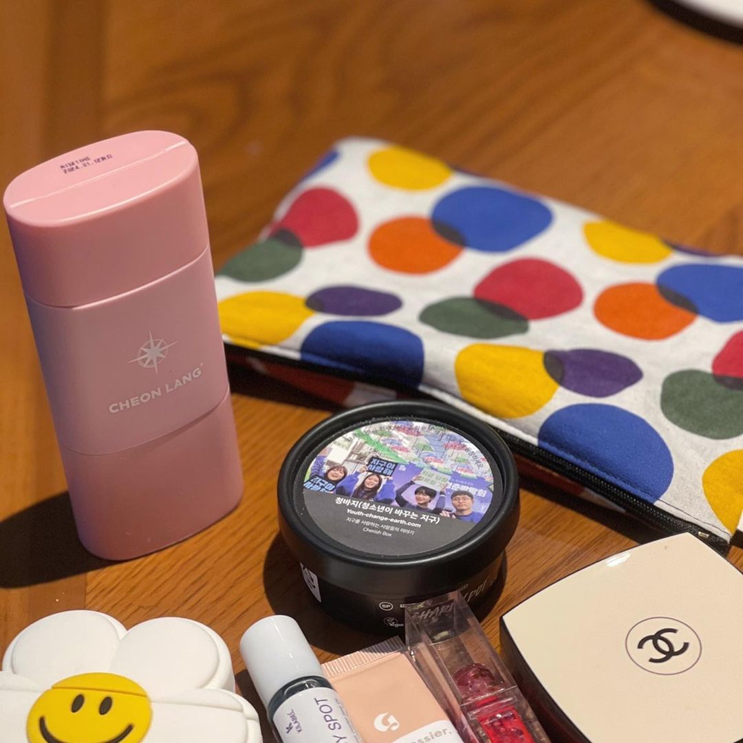 “요즘 제가 갖고 다니는 파우치템들❤️ 저 핑크색 길쭉하게 제 요즘 최애랍니다😉 . 손소독제랑 미스트를 한번에 갖고 다닐 수…”