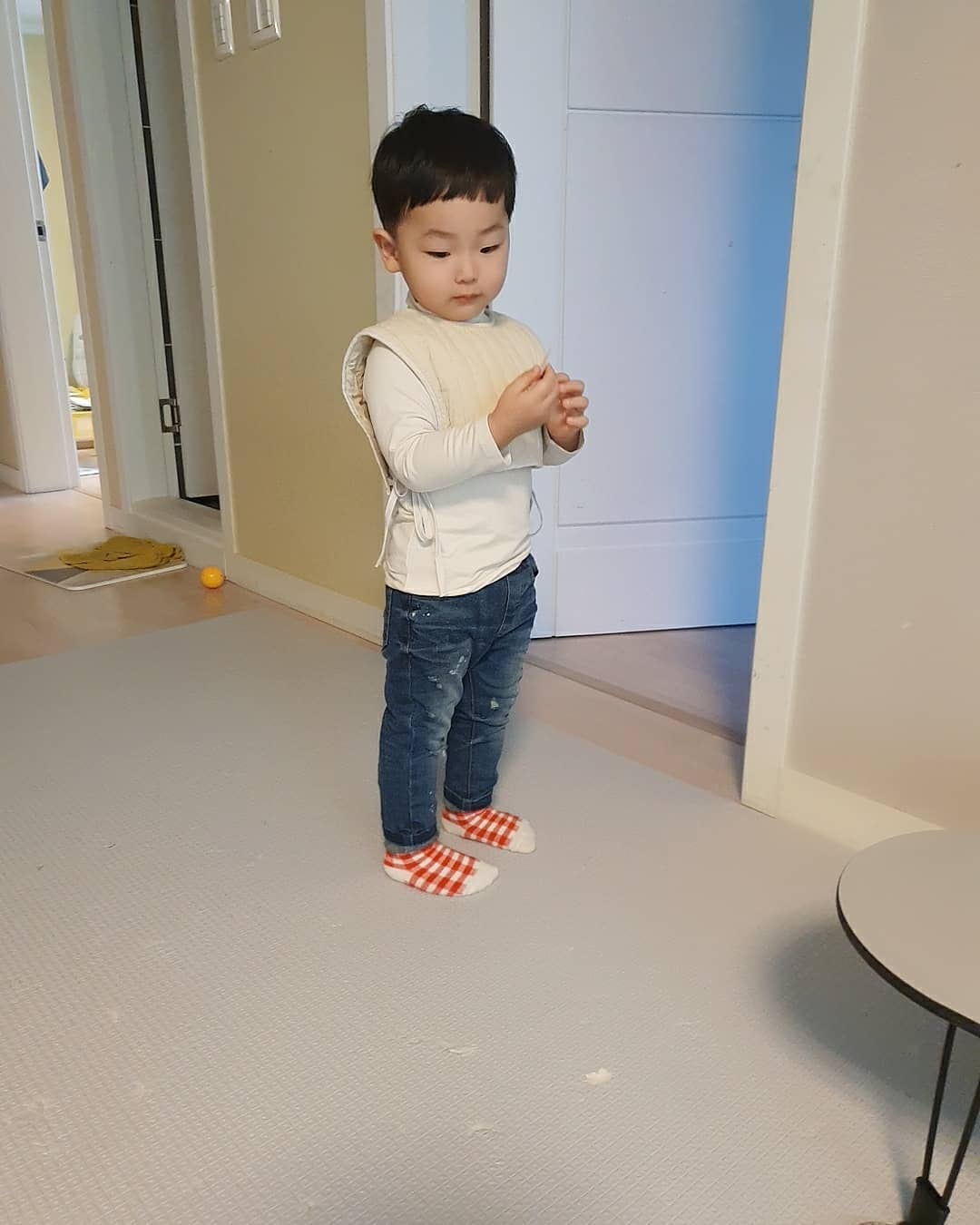 .
#수료식
우리둘째 왜케 큰거니😭
꼬물이들 데리고 고생하신 선생님
너무감사드립니다.
물론 이준이는 월반했었기에 
그대로 그반에 남아있지만 ㅋㅋ
사진찍으시느라 얼마나 고생하셨을지.;;
쑥쑥크고 벌써 3살이구나!!
올한해도 잘해보쟈~ 우리아가😚😚
#부평4동어린이집
#22개월아기
#3세
#수료사진
#크다커
#가만히있는사진이없다며