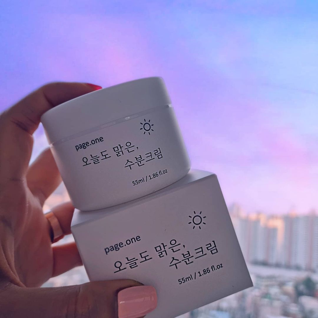  “#협찬 #오늘도맑은수분크림 💕 속건성 해결해줄 아이 찾음 ㅠㅜ 젤타입이라 끈적임 없이 산뜻하면서 촉촉하게 밀착되서 피부에 엄청 빠르게 흡수 되더라구요 그냥 단지 수분크림 인줄 알았는데 미백,주름개선 기능까지 있는 2중 기능성 화장품이었어요😀 씻고나면…”