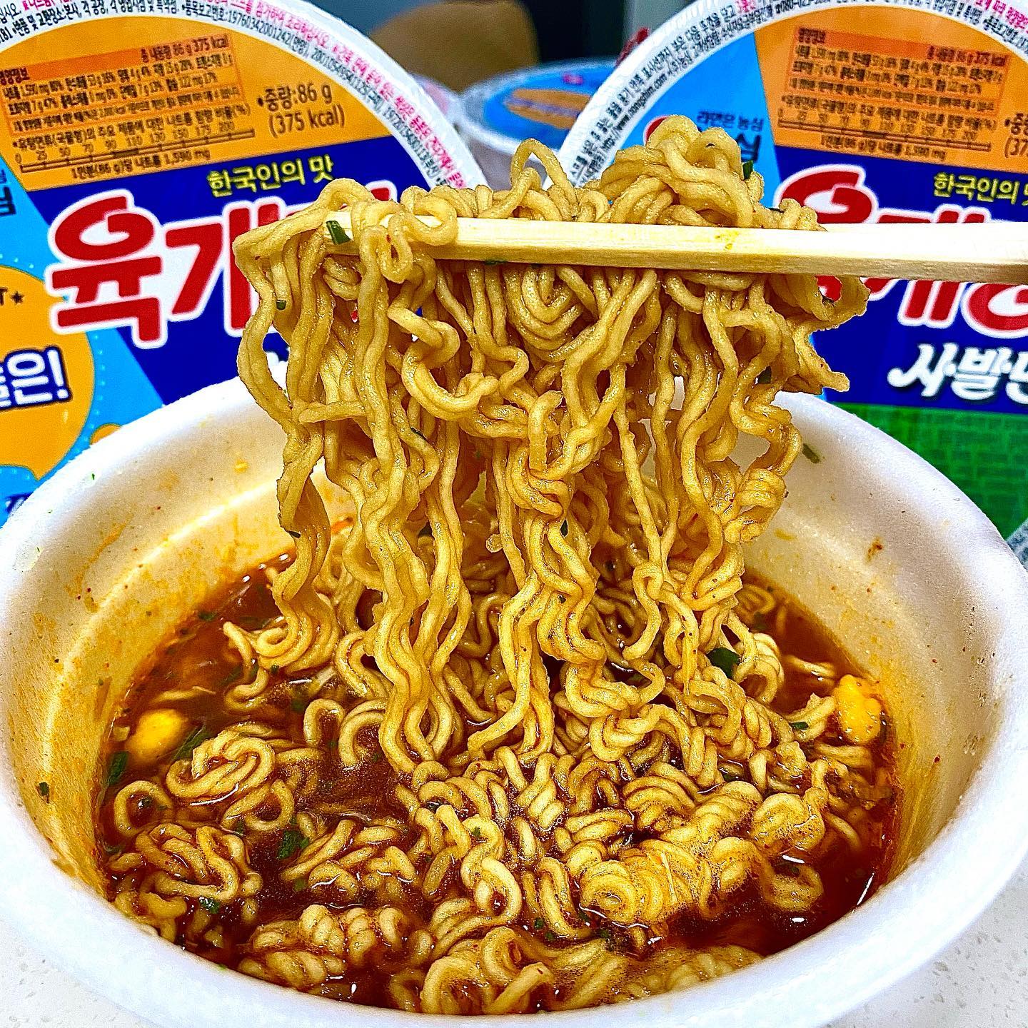 #협찬 #광고
나는 뭘 해도~ 부자가 된다!😤

육개장 먹기 전에 행운 메시지 보고 
기분 좋아졌다...💖

농심에서 행운사발면 이벤트를 진행한다고 해요!☺️☺️
이벤트는 4월까지 진행 된다고 하더라구요! 
한정판 농심 럭키박스를 경품으로 준다니
여러분도 한 번 참여해보세요!💖

이벤트 참여방법 : http://www.nongshim.com/promotion/event/view/2021/02_lucksabalmyeon/lucksabalmyeon_event

📌 농심에서 제품을 지원 받아 작성된 후기입니다
.
.
#행운사발면 #농심 #육개장사발면 #김치사발면 #이벤트 #먹스타그램 #농심이벤트 #라면 # 럭키박스이벤트 #럭키박스 #먹스타맞팔 #먹팔해요 #먹팔 #먹팔맞팔