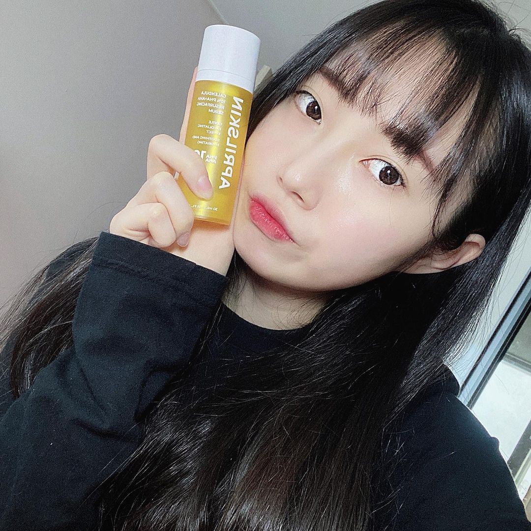  “[카렌둘라 모공 타이트닝 세럼]  🌼 2주 사용으로 자는 동안 모공이 작아지는 모공 나이트케어 세럼 🌼 넓어진 모공의 근본적인 원인인 모공 속 단단한 피지를 개선하는 성분을 담아 바를수록 모공 작아지는 효과 🌼…”