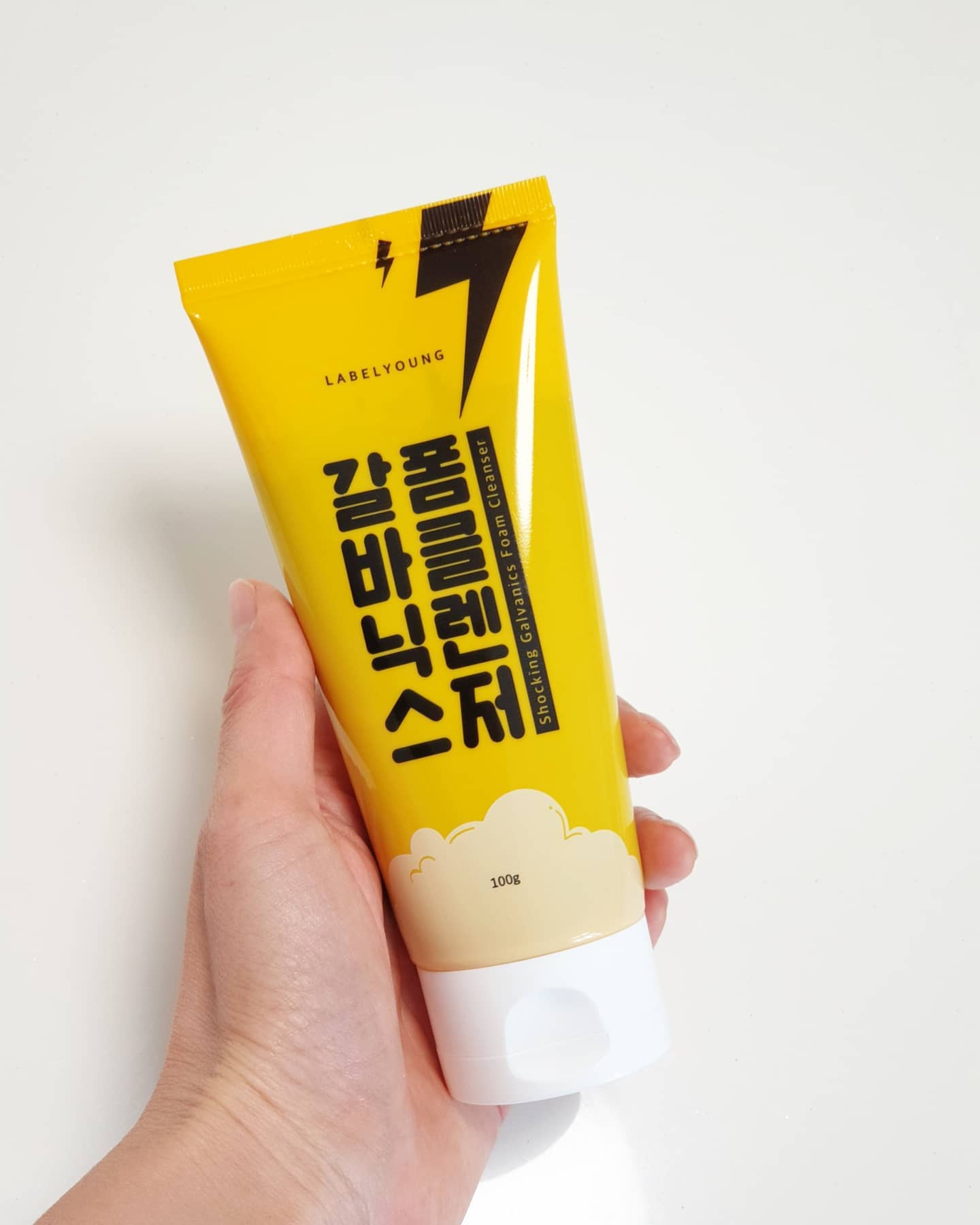 #협찬이지만구매각
며칠전일이죠
급하게 폼클렌징이 필요해서 주문했어요.
배송느린거 한달기다려서 받았는데
남들은 좋다는게 오일타입인데 저는 그거
쓴날다음 뽀루지 엄청나서 아직도 상처가ㅜ

정말이지 환불할수도 없고 화가 머리끝까지
입술옆이랑 코옆이랑ㅡㅡ순식간에 점되겠어요
그러던중 #라벨영
이건 무슨 포도향도나고 씻는순간 질퍼감없이
#뽀드득  그자체네요
잔여물이 남은 느낌1도 없이 거짓말안보태고
깨끗하게 씻겨나가요

역시나 저렴하면서 할도리다하는 라벨영
절 실망시키질않네요~
비싼고가라인 보단 실속있게 살아야겠어요ㅋ
개인적으로 #재구매각
-
#갈바닉스폼클렌저 #클렌징폼 #폼클렌징추천 #블랙헤드제거 #피지제거#최애템#가성비추천
#화장품추천#클렌징추천

labelyoung_official