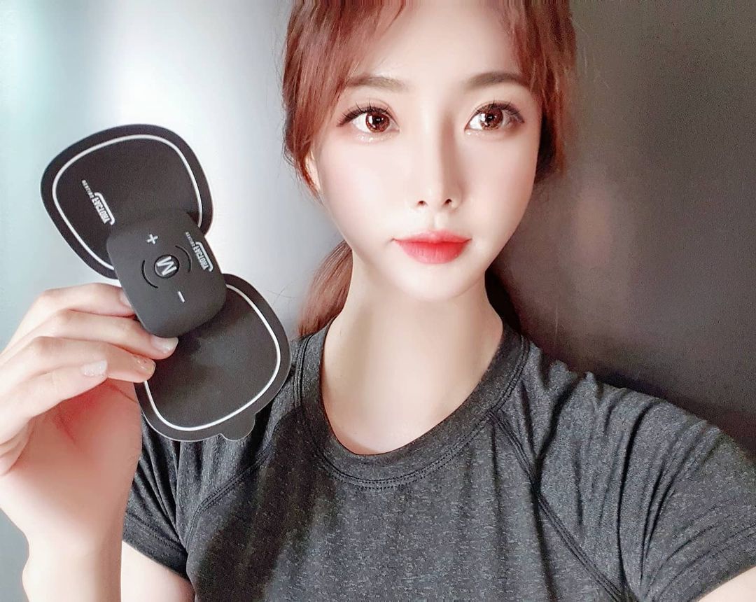  “EMS마사지기는 요즘은 정말 필수품이죠~? 같은 원리인지는 모르겠는데 물리치료 받으러가면 붙여주는거 있잖아요 그거랑 저는 똑같다고 느껴요 의외로 발바닥 손목 허리 이런 곳을 삘 때가 있는데 요고 딱 붙여주고 온찜질하면 와따거등요👍 힐링팩토리…”