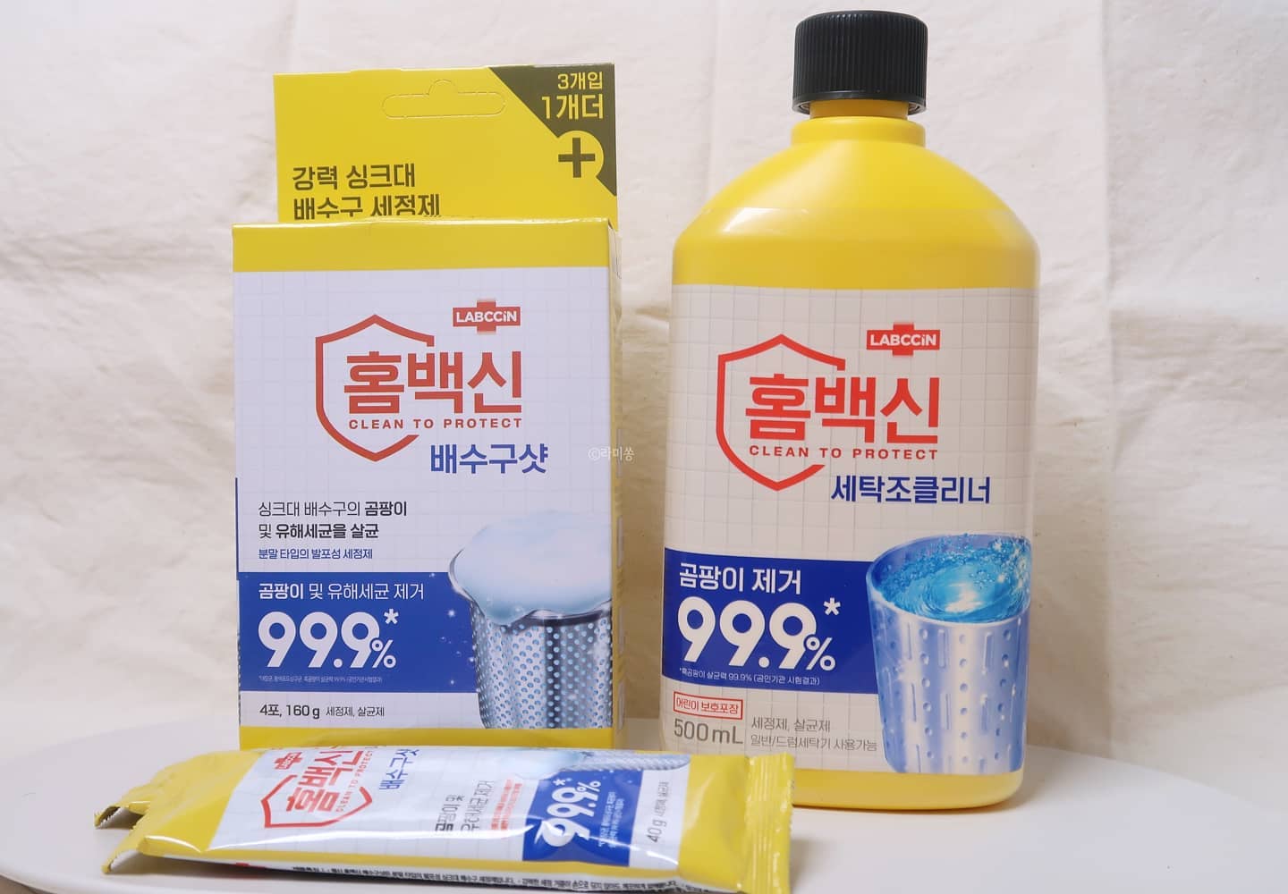 *AK LOVER 제품 지원*

평소에도 나름 살균청소에 굉장히 신경 써주려고 노력하는 편인데,
유독 세탁조 청소와 싱크대 배수구 청소는 어렵게만 느껴지는 요즘이에요🤔

관리를 안하고 방치하면
곰팡이 번식으로 꿉꿉한 냄새가 나서
지속적으로 청소를 해줘야 하기에
보다 더 쉽고 빠른 방법을 생각하던 도중
랩신 홈백신 세탁조클리너와 배수구샷을 발견했답니다!

홈백신 세탁조 클리너는
홈백신만의 배합으로 떨어져 나온 
곰팡이 오염 및 찌꺼기까지 깔끔하게 제거가 가능하고,

또 강력한 세탁조 케어성분을 함유 하여,
곰팡이 제거는 물론 깔끔하고 쾌적한 세탁조 관리가 가능하다고 하니 
굉장히 기대감이 클 수밖에 없던 것 같아요!

오염에 빠르게 침투하는 액체 타입으로
세탁조에 직접 투입 후 표준코스를 누르면 살균청소를 마칠 수 있어 더더욱 간편하지요:)

저는 일반 세탁기를 사용하고 있기 때문에
한 번에 전량을 모두 넣어주고 표준코스로 세척을 해주었는데,
군데군데 보였던 얼룩이 싹 사라진 게 눈에 띄게 보이더라고요!

평소에 손이 닿기 힘들기도 했고,
세탁조 냄새 고민이 잦았는데
이제는 홈백신 세탁조 클리너 덕분에 고민이 말끔하게 사라졌답니다ㅎㅎ

홈백신 배수구샷은
발포성 가루타입으로 구성되어있어
강력한 거품이 배수구의 물때를 손으로 닦지 않아도 강력하고 깨끗하게 없애주는것은 물론,

싱크대 배수구의 유해 세균과 곰팡이 99.9% 살균을 도와주니
제가 평소에도 싱크대 주변에 두고 꾸준히 사용중이에요:)

얼마전에 보늬밤을 만들고나서
싱크대 배수구가 눈에 띄게 지저분해졌는데
또 음식물쓰레기들로 인해서 냄새가 나는것같아

홈백신 배수구샷 한포를 뜯어서 싱크대배수구에 부어주고,
미온수 한컵을 그 위에 부어주었더니 풍성한 거품이 생기는걸 확인할 수 있었고

 약 4시간동안 방치해둔 후 물로 씻어내려줬더니
냄새는 물론 얼룩들 마저도 말끔하게 사라졌더라고요:)

무려 3개입에 1개입을 추가로 더 증정해주니
이 기회에 여러개 쟁여두고 꾸준히 쓰고있어요ㅎㅎ

습한 환경으로 곰팡이균이 번식하기 좋은 
세탁조와 싱크대배수구 살균청소는 
랩신 홈백신 세탁조클리너와 배수구샷과 함께 해보세요!

#애경#AKLOVER#홈백신#세탁조클리너#배수구샷#배수구클리너#청소용품#세탁조청소#세탁기청소#싱크대청소#배수구청소#빨래냄새#살균청소#곰팡이청소#싱크대배수구#위생관리#세탁조