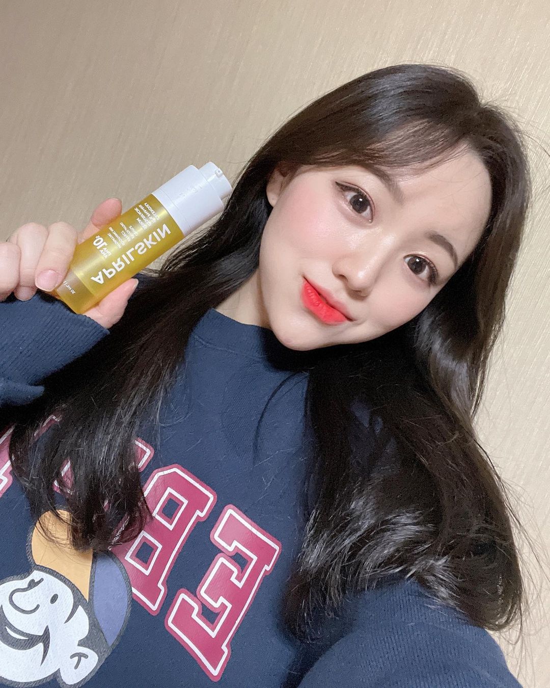  “#광고 에이프릴스킨 카렌듈라 모공타이트닝세럼💛🌼 2주 사용으로 자는동안 모공케어를 도와주는 나이트케어세롬 제품이고, 바르고 아침에 일어나면 매끈하고 광나유,, 잠금기능도 위생적으로 오른쪽으로 돌리기만 하면 돼서 짱 편함!ෆ”