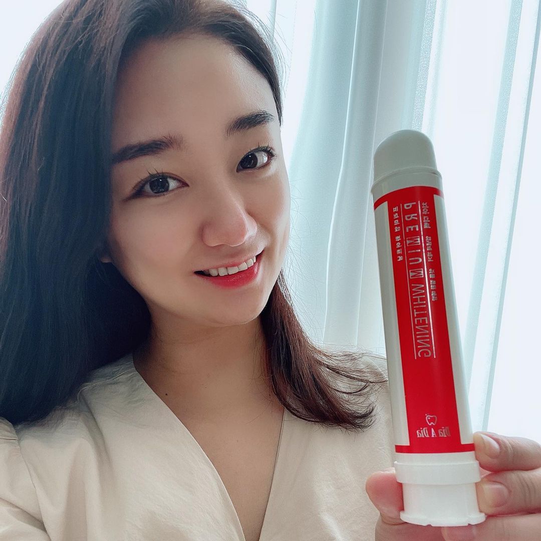  “#협찬 이지만 꿀템 환하게 웃을때 가장먼저 보이는 건 '치아색'이기도하죠! 아무리 노력해도 하얗지 않던 내치아(ಥ﹏ಥ) 요즘 치아미백,입냄새제거 ,잇몸질환예방의 3가지 기능을 다~~ 가지고있는 #노블다움프리미엄화이트닝미백치약 사용중…”