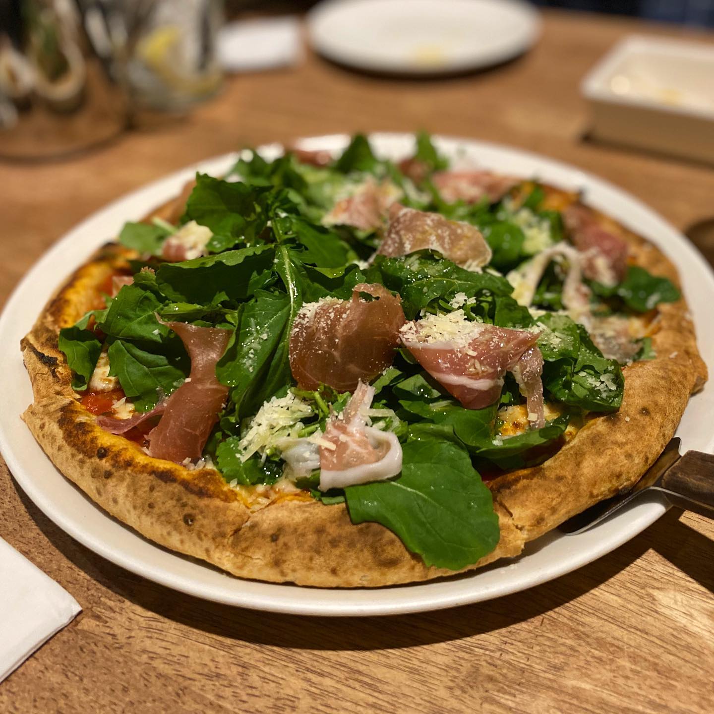 스미스가좋아하는한옥

얼마전에 갔던 전체적으로 만족도가 높았던 곳!

🍕 루꼴라 프로슈토 피자는 무난한 피자맛😙

스테이크도 적절하게 구워져서 육즙가득 진짜 맛있었다!! 😭😭 
씹을때마다 감칠맛이 레전드..

볼로네제는 고기가 많아서 너무 좋았다!! 식전빵 남은거에 소스 올려서 먹으면 그저 눈물😭 

버섯 리조또도 부드럽고 맛있엇다! 버섯이 진짜 많아서 향기가 엄청나고 보리가 들어가서 톡톡 씹는맛도 좋다! 

전체적으로 맛있었던 곳! 재방문 의사 있음!

#피자 #루꼴라피자 #볼로네제파스타 #버섯리조또 #한옥레스토랑#삼청동맛집 #경복궁맛집 #삼청동맛집 #foodie