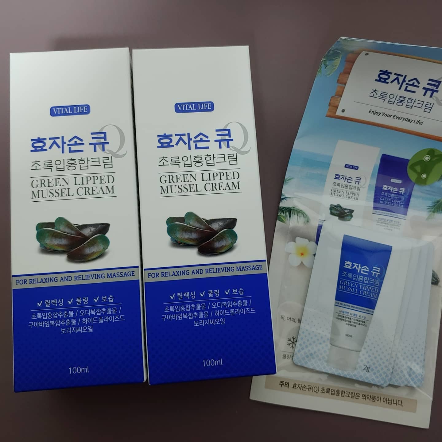 쿨링감과 릴렉싱에 도움을 주는 마사지 크림을 소개해 드릴게요~

효자손큐 초록입홍합크림(100ml X 2개) + 샘플 5개가 배송왔어요

1+1 행사중이라 1개가 더와서 두개가 배송이 왔네요
요즘 몸이 너무 쩌릿하고 아프더라구요
남편도 요즘 근육통이 와서 같이 사용할거에요
쿨링감과 릴렉싱에 도움을 주는 마사지 크림이에요

효자손큐 초록입홍합크림은 100ml로 튜브형이에요

릴렉싱, 쿨링 뿐 아니라 보습도 되요

대신, 얼굴, 눈가 및 민감한 부위에는 사용하지 말라고 되어 있어요

특히, 임산부, 영유아는 사용금지니 조심해야해요

아이 손에 닿지 않는 곳에 놓고 사용할거에요

목, 어깨, 팔, 무릎 , 다리 등의

쿨링감을 주고 릴렉싱에 도움을 주는데 거기에

쿨링효과, 빠른 흡수력, 운동 전/후 사용, 오랜 지속력효과까지 있는 초록입홍합크림이에요

초록입홍합 크림은 19세기 뉴질랜드로 이주해온 유럽인들이 내륙 마오리족에

비해 해안가에 사는 마오리족이 월등하게 유연하다는 사실을 발견하게되었다고 해요

또 연구결과에 따르면 초록입홍합을 많이 섭취 했다는 것으로 알려졌다고 하는 만큼 너무 좋은 초록입홍합이에요

발효동백오일, 보지지씨오일 초록입홍합추출물

오디복합추출물 루아바잎복합추출물 하이드롤라이즈 등이 포함되어 있어요

파스 알러지가 있거나 

기존 제품에 효과 못 보신 분들께서 사용하시면 너무 좋을거 같아요

정말 자신 있게 추천드려요

특허성분인 오디복합추출물과 하이드롤라이즈그보리지씨오일을 함유하여 피부 건조에 의한 가려움 완화에도 도움이 된대요

저희 가족이 피부가 무척 건성이라 가려울때도 있는데 완화된다니 도움이 될거 같아요

남편 종아리에 발랐는데 파스처럼 묽은 액이 아니라 흰색 고형으로 크림처럼 되어 있네요.

끈적임이 없어서 너무 좋더라구요

제 손에도 묻었는데 정말 끈적임 하나 없어요

그리고 고형일때는 몰랐는데, 마사지하듯 바르다 보니, 시원함과 파스 냄새가 올라오네요.

http://naver.me/xIdsCVPE

베니아몰 사건의뢰몰 효자손큐 초록입홍합크림 100ml (1+1행사) 

베니아몰에서 1+1 행사중이니 추천드려요

​

#미즈넷 #체험단 #선물세트추천 #효자손큐 #초록입홍합크림 #바르는파스 #초록입홍합 #효도템 #추석 선물 #웰빙파스

​

"업체로부터 상품을 무상제공받아 작성된 솔직한 후기입니다"