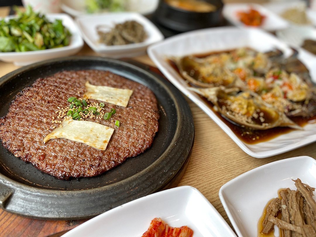파주 가림시골밥상

메뉴는👉석쇠소불고기 간장게장!

생각했던것보다 더더더 만족했던 한정식집!!

후기들 의견들이 많이 갈려서 걱정했었는데 엄청 만족했다!!

기다리는 동안 나오는 (맨마지막 사진!) 
묵 두종류와 샐러드와 장떡 덕에 배고프지않게 기다릴수있었다!😂

석쇠소불고기는 메뉴명 답게 불향이 나면서 너무 맛있었다! 
고기한점을 따뜻한 밥에 올려서 먹으면 불고기 양념의 단짠이 퍼지면서 너무너무 행복하다!😭
상추쌈 싸먹으면 더 꿀맛!!😋😋

간장게장도 고소한 알이 그득그득!

제일 좋았던건 반찬이 엄청 나와서 먹을게 많았다는 점!! 된장찌개도 같이 나와서 좋았다!😍

전체적으로 간이 좀 있어서 그건 좀 아쉬웠지만 백종원스앵님이 식당은 싱거운거보다 짠게 나은거라고 하신게 떠올라서 이해가 됐다!😅

만족했던 곳! 재방문의사 있음!

#가림시골밥상 #파주맛집 #파주한정식맛집 #경기도한정식맛집 #한정식맛집 #소불고기 #간장게장 #좋반 #foodie #koreanfood #seoulfood