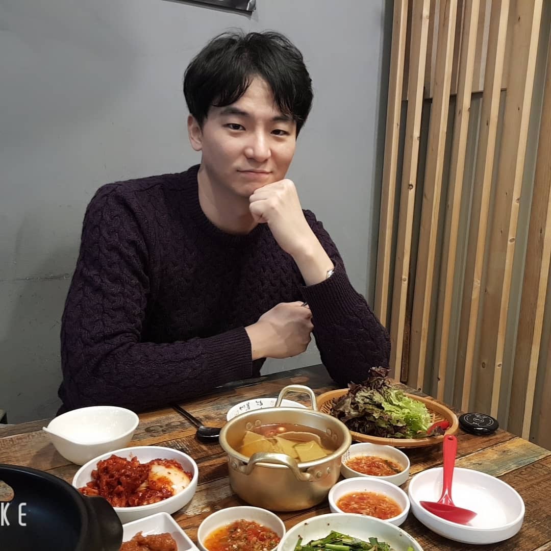  “#첫줄 . . 오늘은 무엇을 먹을까?! 늘 고민하는 와중 오늘의 픽은 족발🐷🐖🐽 족발의 맛있음은 필수인데 반찬의 맛은 더 필수라는거 알고 계시죠~? 족발을 막국수에 같이 먹으면 더 맛나다는 사장님의 팁에 족발맛도 텐션업✌ 보쌈김치, 청양고추소스…”