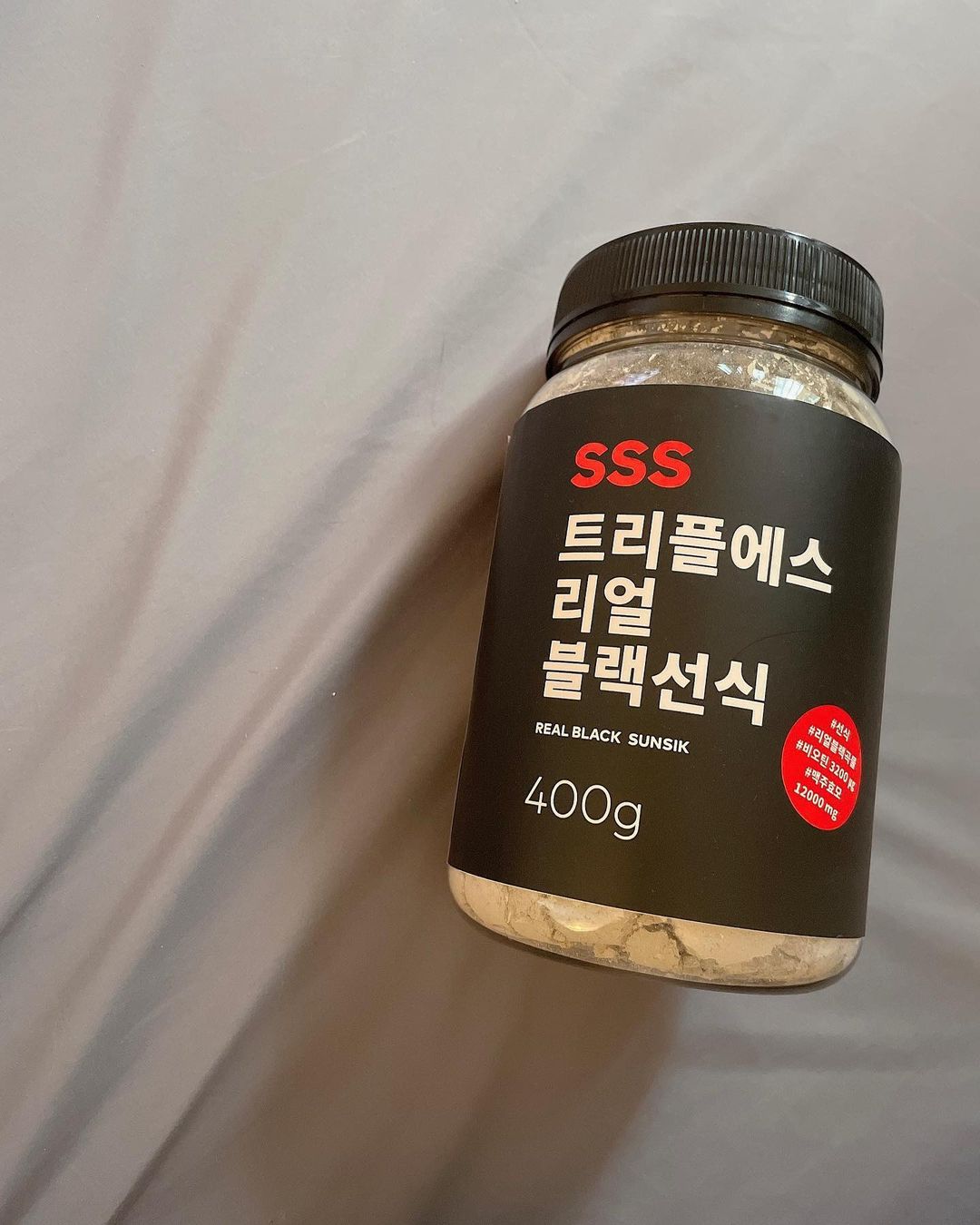  “#제품협찬 ⠀ 🤎트리플에스 리얼 블랙선식 ⠀ 탈모브랜드에서 만든 블랙선식!!! 국내산 서리태,약콩,흑미가 들어가서 고소한 냄새가 최고👍🏻 우유에 타먹으면 미숫가루 같고 맛있어용 간단한데 영양분도 가득해서 진짜 추천!!! ⠀ ⠀”