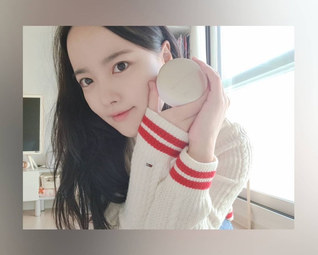  “#협찬 @아이오페 (소리키면 울조카 목쇼리 넘귀여워요) 쿠션, 에어를 입다. 한겹 커버로 숨쉬는 피부. 얇지만 촘촘한 커버력. IOPE change is in the air 홍조커버, 잡티커버에 탁월한거같아요❤ 시크한 디자인도 아주…”