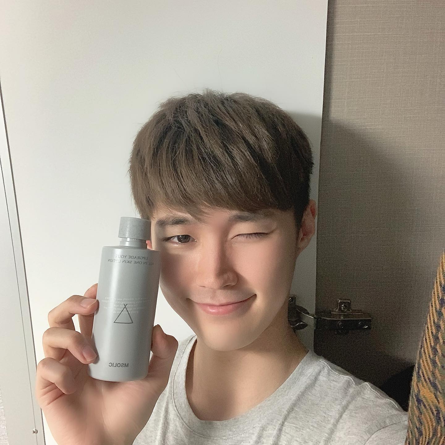 #협찬 엠솔릭 번들거리지않음 msolic_official 

토너 로션 에센스 크림을 하나에 담았습니다
자연유래 성분으로 저자극 민감성피부도 안심사용
끈적임 없이 수분감을 72시간 유지시켜 촉촉하게!!

겉은 번들거리지만. 속은 건조하다면?
당신은 수부지!! 수분부족형지성피부는 스킨케어 고르기가 
까다로웠는데 바쁜 아침 하나로 해결 해서 너무 좋아요

#엠솔릭 #업그레이드유어 #스윙스도선택 #엠솔릭스윙스 #스윙스사용 #엠솔릭올인원 #남자스킨로션 #남자올인원 #개기름 #개기름안녕 #유분폭팔 #남자지성피부 #스윙스 #뷰티스타그램 #올인원 #스킨케어 #헬창 #운동하는남자 #열운 #자취