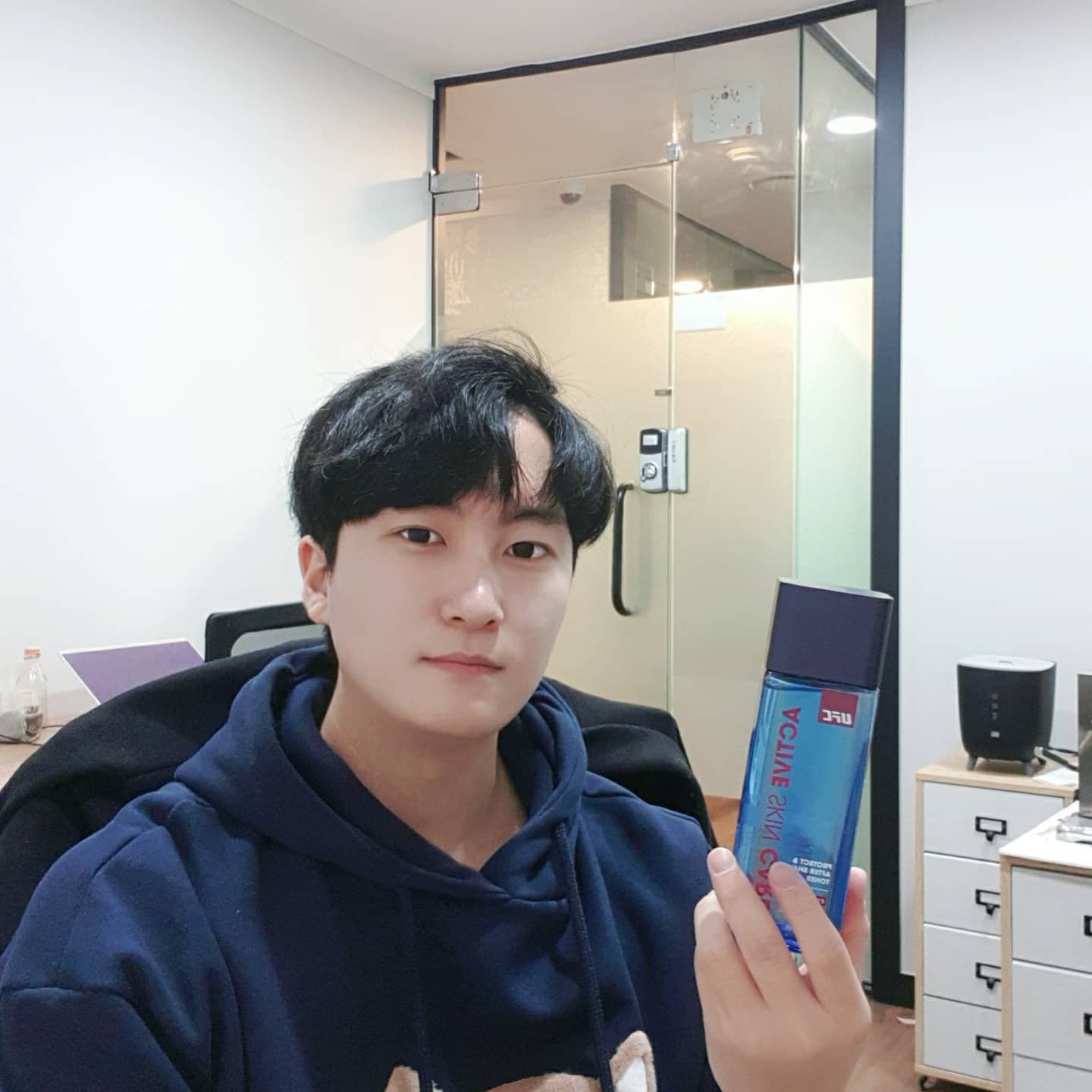 #제품협찬 🙂
#프로텍트앤애프터쉐이브토너
✔장점 : 면도하고 바로 손상 보호 가능~
⠀
면도하고나면 항상 피부 깎여나가는 느낌?😇
게다가 아재향까지 가득했던 기존 쉐이브토너 느낌이아니라
제가 사용해본 UFC 액티브스킨케어는 블랙베리향 가득~🫐
⠀
에탄올 함유량이높아서 피부 손상 보호에도 좋고
케이스도 깔끔하고 예뻐서 선물용으로도 넘 좋음
⠀
#UFC화장품 #UFC액티브스킨케어 #애프터쉐이브
#애프터쉐이브토너 #남자선물 #남자화장품