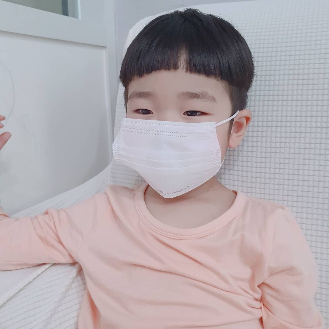  “#협찬 매일 사용할 마스크 이왕이면 좋은마스크 착용해야죠! 아코마스크는 대구에서 약국을 운영하는 약사이자, 세 아이의 아빠가 직접 만든 마스크! 미세먼지.비말차단 국산마스크 만6세부터 12세까지 자극없이 착용가능해요 하람이가 착용하기에는…”