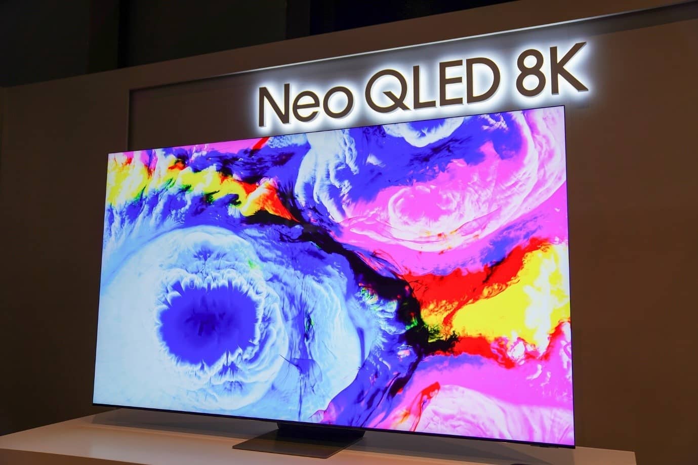 #광고

새로운 화질의 시작, Neo QLED 8K를 이번 런칭 행사에서 직접 만나보았는데요. 화질과 선명함은 물론 폭넓은 활용성까지 기대했던 것 그 이상이었습니다. 4K(UHD)보다 4배 더 생생하고 디테일한 화질을 보여주는 8K해상도에 기존 LED의 1/40 크기로 축소된 모래알만한 크기의 퀀텀 mini LED를 장착하여 백라이트 빛을 더욱 정교하고 집중적으로 컨트롤해 뛰어난 명암비를 보여준다고 하네요. 더불어 퀀텀 mini LED를 기반으로 한 Neo 퀀텀 매트릭스 Pro는 뛰어난 블랙 디테일까지 나타내줍니다.

사실 TV가 8K 디스플레이를 가지고 있다해도 시중에 제공되고 있는 8K 콘텐츠가 많이 없기 때문에 "굳이 8K해상도 지원하는 TV가 필요할까?" 라는 의문이 들 수 있죠. 하지만 Neo QLED 8K는 Neo 퀀텀 프로세서 8K의 중심부 역할을 하는 멀티 인공지능이 딥러닝을 통해 8K AI 업스케일링을 구현하는데요. 8K 이하의 저해상도, 저화질 영상들도 8K급으로 업스케일링 시켜 줌으로써 Original 8K에 버금가는 또렷한 화질을 보여준다고 합니다.

그리고 개인적으로 가장 인상깊었던 부분이 바로 사운드의 발전인데, 무빙 사운드 Pro 기능으로 상하좌우에 적용된 6개의 스피커를 통해 6.2.2 ch 사운드를 만들어 내는데 인공지능으로 장면 별 최적의 사운드를 분석하고 입체적인 사운드를 구현하고 있다는 점입니다. 특히, 이 TV 스피커에 더불어 사운드바를 통해 분리 출력되어 더해진 풍성한 사운드의 Q 심포니는 스피커를 물리적으로 구분시켜야하고 사용자를 둘러 쌓아 각각의 스피커가 방향대로 소리를 내는 5채널 이상의 홈시어터가 굳이 필요하지 않을 정도라 느껴졌습니다. 이처럼 Neo QLED 8K의 입체적인 서라운드 사운드는 확실히 스포츠 경기를 시청하거나 특히 영화를 볼 때 엄청난 몰입감을 보여주었습니다.

또한 티비를 홈 게이밍을 즐기기 위해 사용해도 부족함이 없을 만큼 많은 기능들이 제공되었습니다. 리얼 120Hz 패널을 통한 고주사율로 빠르게 움직여야하는 FPS와 같은 게임들도, 부드럽게 화면이 전환되며 TV로는 최초로 AMD FreeSync Premium Pro 인증을 받아 화면이 찢어지는 현상인 테어링과 화면이 간헐적으로 끊기는 스터터링 없이 쾌적한 게이밍 환경을 제공합니다
그리고 게임모드로 전환되면 5.8ms의 낮은 인풋렉을 제공하기 때문에 컨트롤러 조작 시 즉각 반응하여 답답함 없이 컨트롤이 가능하고, PC게임과 콘솔게임 모두 적용하여 활용할 수 있다는 점이 인상 깊었습니다.

마지막으로 삼성전자의 혁신적인 기술력이 담긴 MICRO LED와 친환경 정책 중 하나인 Going Green 전략이 눈에 띄었는데요. 뛰어난 초미세 공정 노하우로 구현한 MICRO LED는 극사실적인 화질이 매우 인상적이었으며, Going Green은 자원과 낭비를 최소화한 에코 패키지는 물론 건전지 없이도 실내 인공조명으로 충전이 되는 친환경 리모컨 등 더 나은 미래를 위한 삼성전자의 친환경 전략도 기술의 발전만큼 신경 쓰고 있는 것처럼 느껴졌습니다.

이번 행사에서 만나봤던 Neo QLED 8K의 화질은 퀀텀 mini LED와 Neo 퀀텀 매트릭스 Pro로 극적인 초고화질과 명암비를 보여주고 사운드는 홈 시네마에 최적화된 무빙 사운드 Pro로 몰입감을 극대화시켜주며 AMD FreeSync Premium Pro, 리얼 4K 120Hz 주사율, 낮은 인풋렉 등 게이밍에 최적화된 다양한 스펙을 가지고 있는 점을 볼 때 풍요로운 홈라이프를 즐기기 위한 필수품이 되지 않을까 생각됩니다:)

이 포스팅은 삼성 Neo QLED 8K 소개 목적으로 삼성전자로부터 원고료를 지급 받아 작성되었습니다.

#NeoQLED8K
#NeoQLED
#NeoQLED8KTV
#퀀텀miniLED
#8K초고화질
#퀀텀디스플레이
#Neo퀀텀프로세서
#무빙사운드_Pro
#인피니티스크린