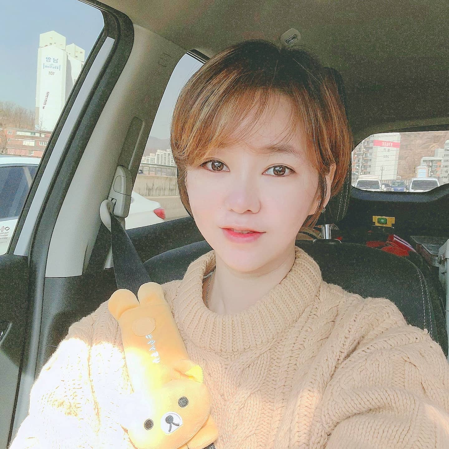 #오늘 날씨가 참 포근했어요🌞

따뜻한 햇살 받으며 출근하니 기분도 따뜻😌

요즘 자꾸 학생들이 저보고 무섭다고 해서..;; 최대한 부드럽게 미소짓는 연습 중입니다👩‍🏫

#수학강사 #출근길 #일상기록
.
.
.
.
.
.
.
#일상스타그램 #일상그램 #데일리그램 #인스타데일리 #주부스타그램 #소통스타그램 #셀스타 #일상소통#일스타그램 #직딩스타그램  #셀스타그램 #데일리코디 #데일리룩코디 #스타일 #팔로미 #인친환영 #뷰스타그램 #사진스타그램 #셀카 #셀기꾼  #일상룩 #멋스타그램 #오늘의코디 #얼스타그램 #생얼주의 #운전셀카