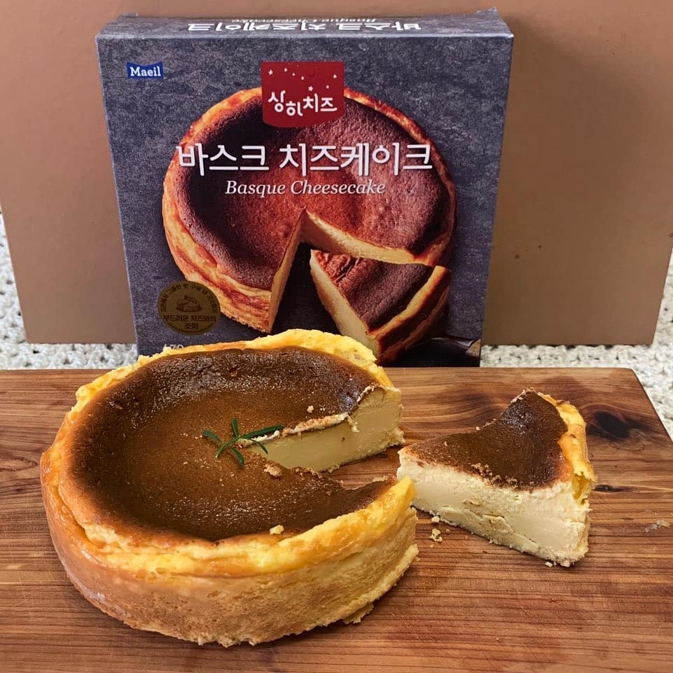  “⠀ 매일유업의 바스크치즈케이크🧀🍰 ⠀ 바스크치즈케이크는 고온에서 그을린 듯 구워내서 치즈의 풍미를 깊게 느낄 수 있는 치즈케이크에요 겉은 살짝 꾸덕한 특유의 식감이 느껴지고 속은 부드러우면서 촉촉하고 입에서 스르륵 녹는 식감이에요 꾸덕함과…”