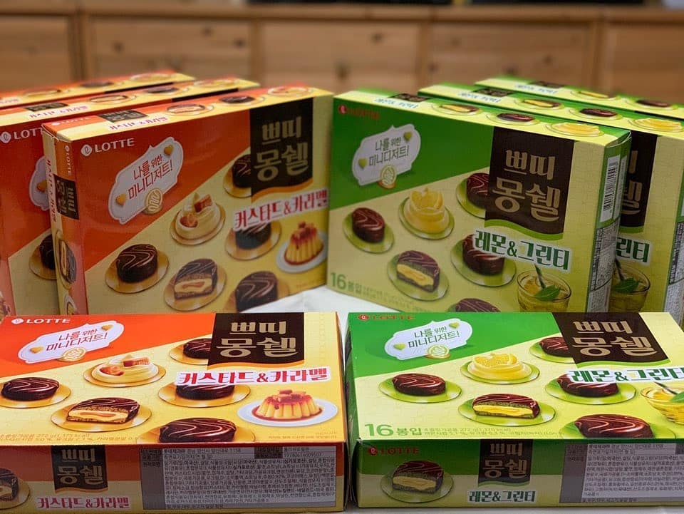  “#협찬 롯데제과의 쁘띠몽쉘 신상 2종🍩 ⠀ 🌼#쁘띠몽쉘_커스타드_카라멜 🌼 초코빵 속 노란 커스타드 크림과 카라멜잼이 들어있어요🧝🏻‍♂️ 🍫 기존의 쁘띠몽쉘같이 달달하고 진한 초코맛이라그런지 친숙한 맛이였어요 🍮 크림은 커스타드푸딩에 카라멜잼 올라간 딱…”