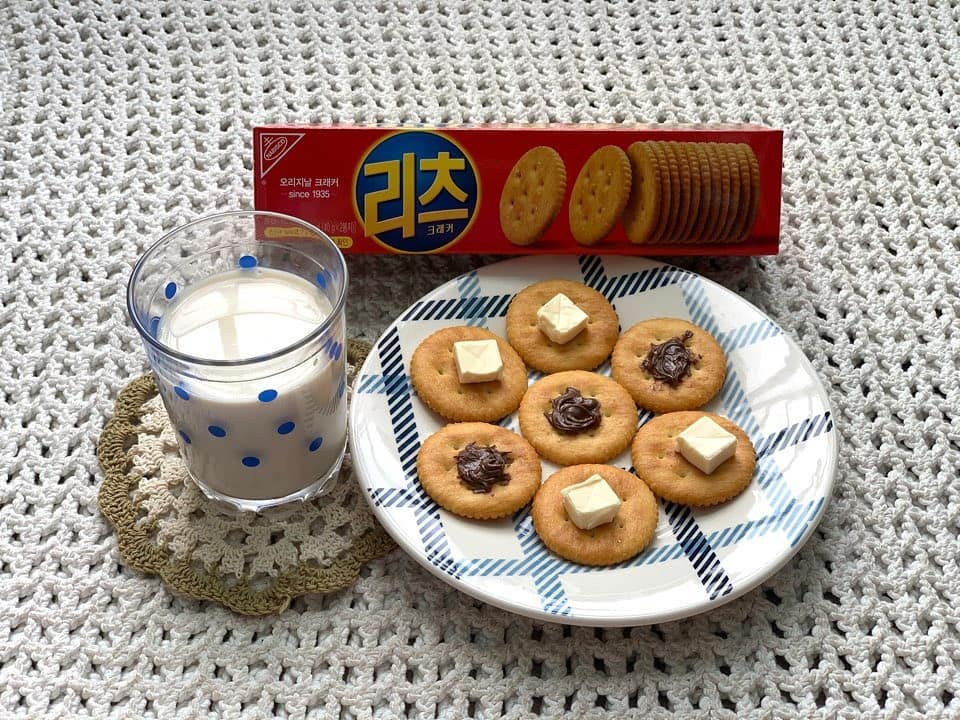  “.⠀ 동서식품의 리츠크래커🥮 ⠀ 🥠리츠오리지날🥠 담백하고 고소하면서 살짝 짭쪼롭한 크래커 맛이에요🧚‍♀️ 저는 더 맛있게 먹기 위해 랩핑카우 치즈큐브와 누텔라잼을 리츠에 곁들여 먹었어요 치즈큐브와도 어울리지만 누텔라잼이랑 먹으니까 진짜 대박이였어요🍫 이제…”