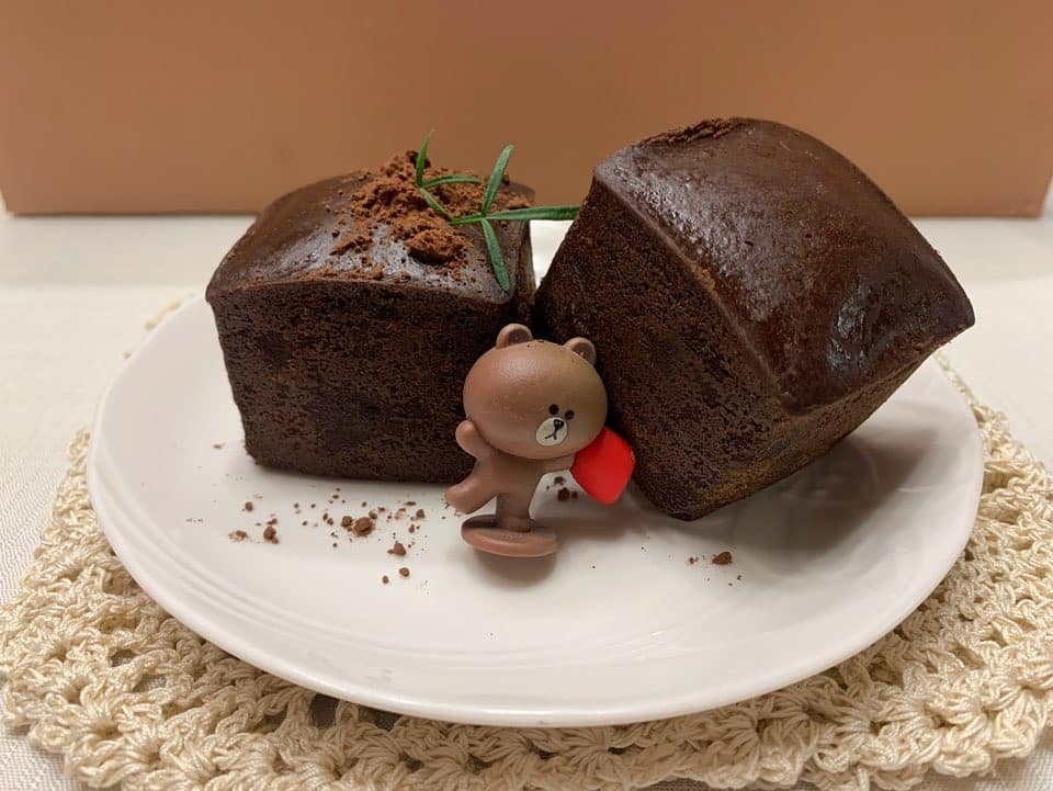  “⠀ 카페다홍의 비건브라우니🍫 ⠀ 진한 다크초콜릿맛의 초코 브라우니에요 속에도 진한 초코필링이 들어있어요 자르기 살짝 힘들만큼 꾸덕하고 잇자국이 남는 브라우니였어요😋 덜달면서 진한 다크초콜릿맛의 브라우니라 쉽게 질리지않고 커피랑 먹기에도 딱…”